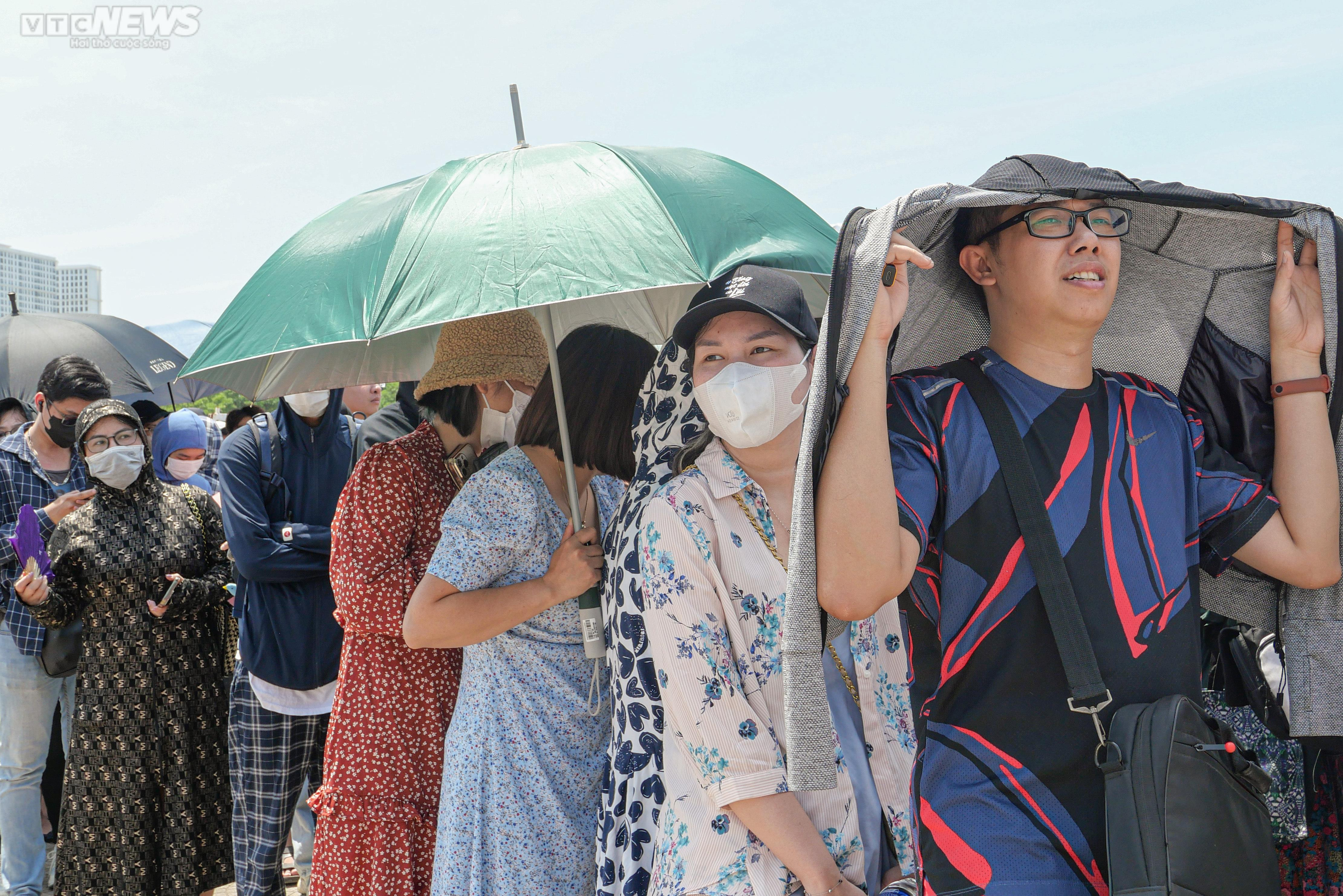 Hàng trăm bạn trẻ xếp hàng dưới cái nắng 'đổ lửa', chờ đổi vòng xem show BLACKPINK - 3