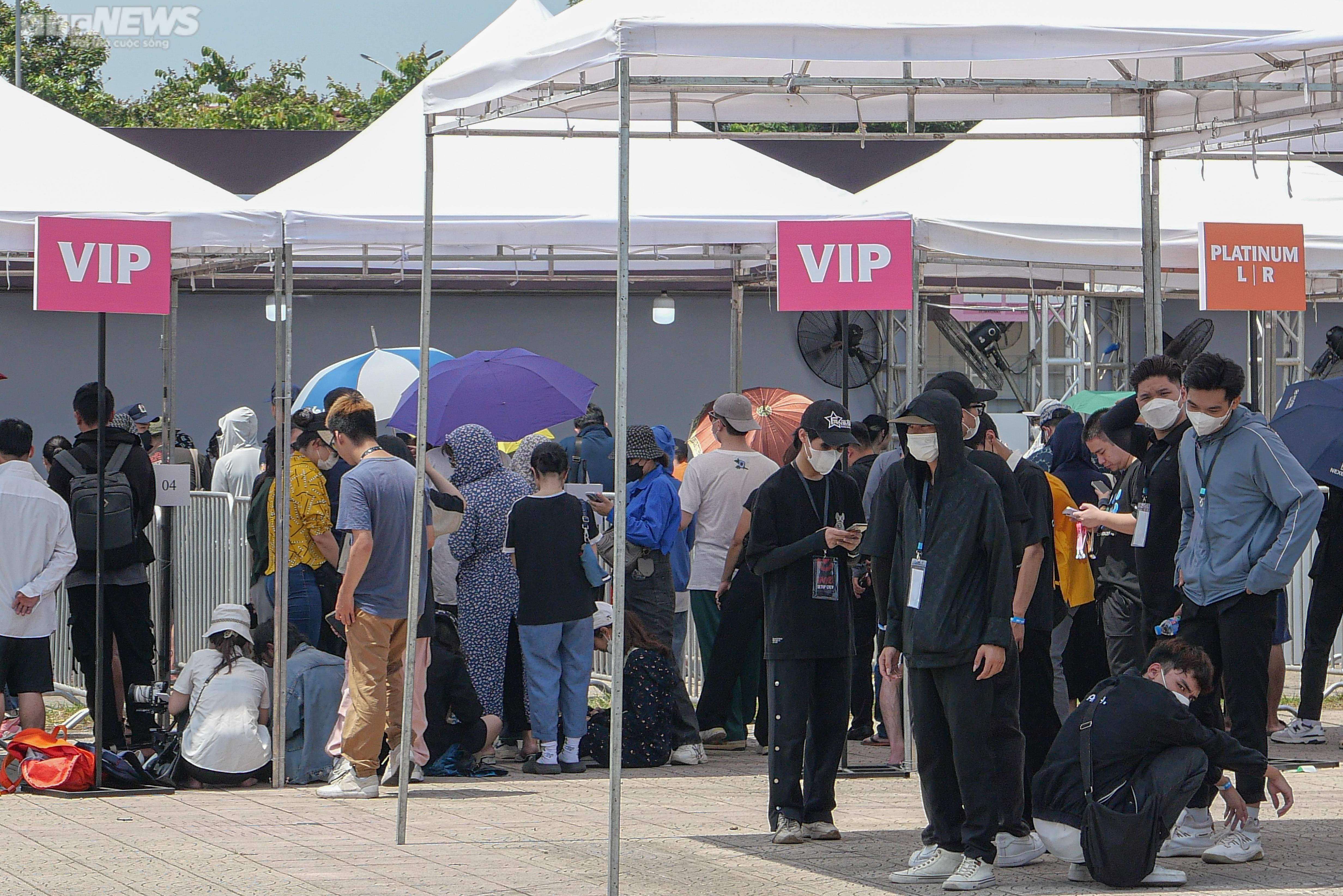 Hàng trăm bạn trẻ xếp hàng dưới cái nắng 'đổ lửa', chờ đổi vòng xem show BLACKPINK - 8