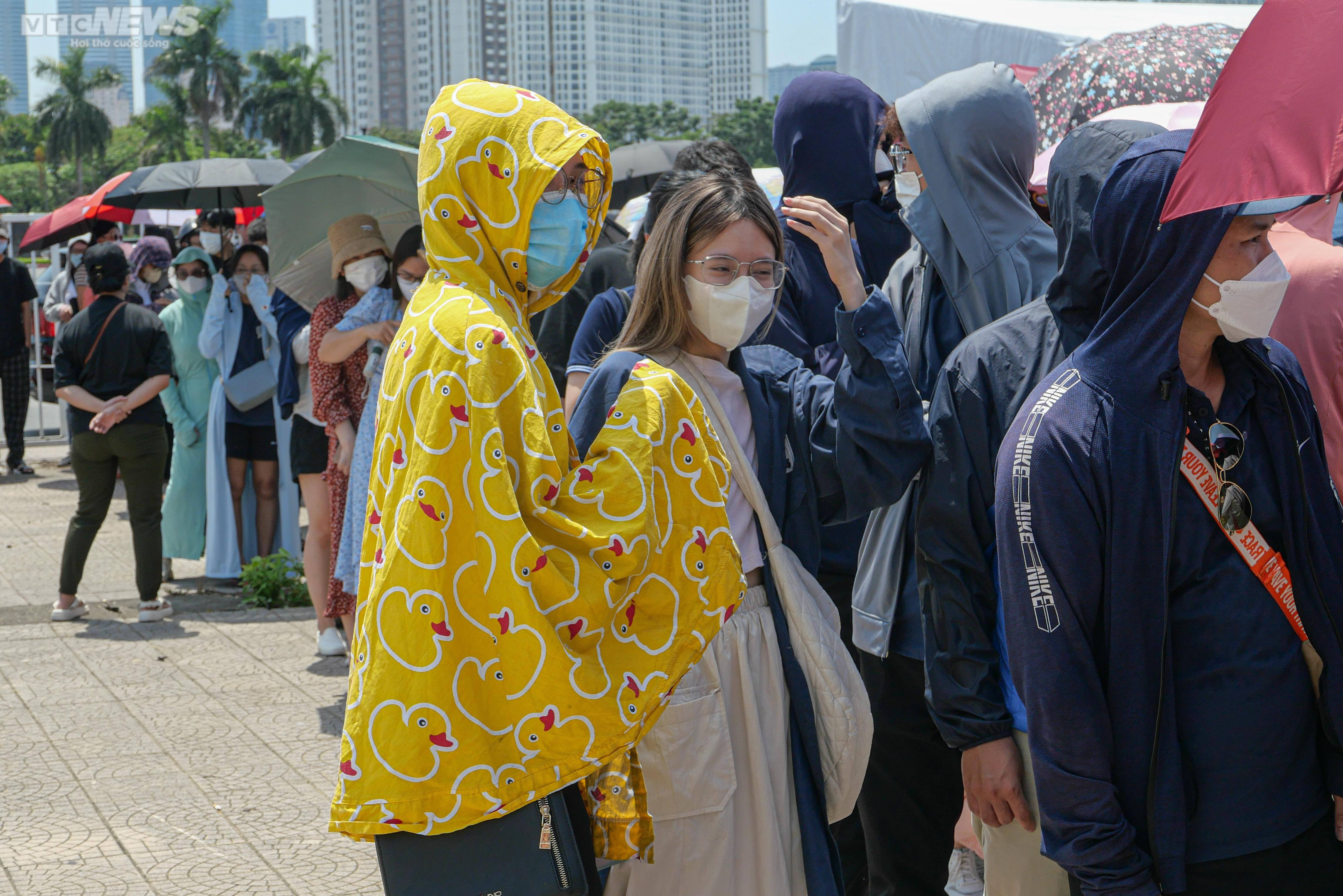 Hàng trăm bạn trẻ xếp hàng dưới cái nắng 'đổ lửa', chờ đổi vòng xem show BLACKPINK - 4