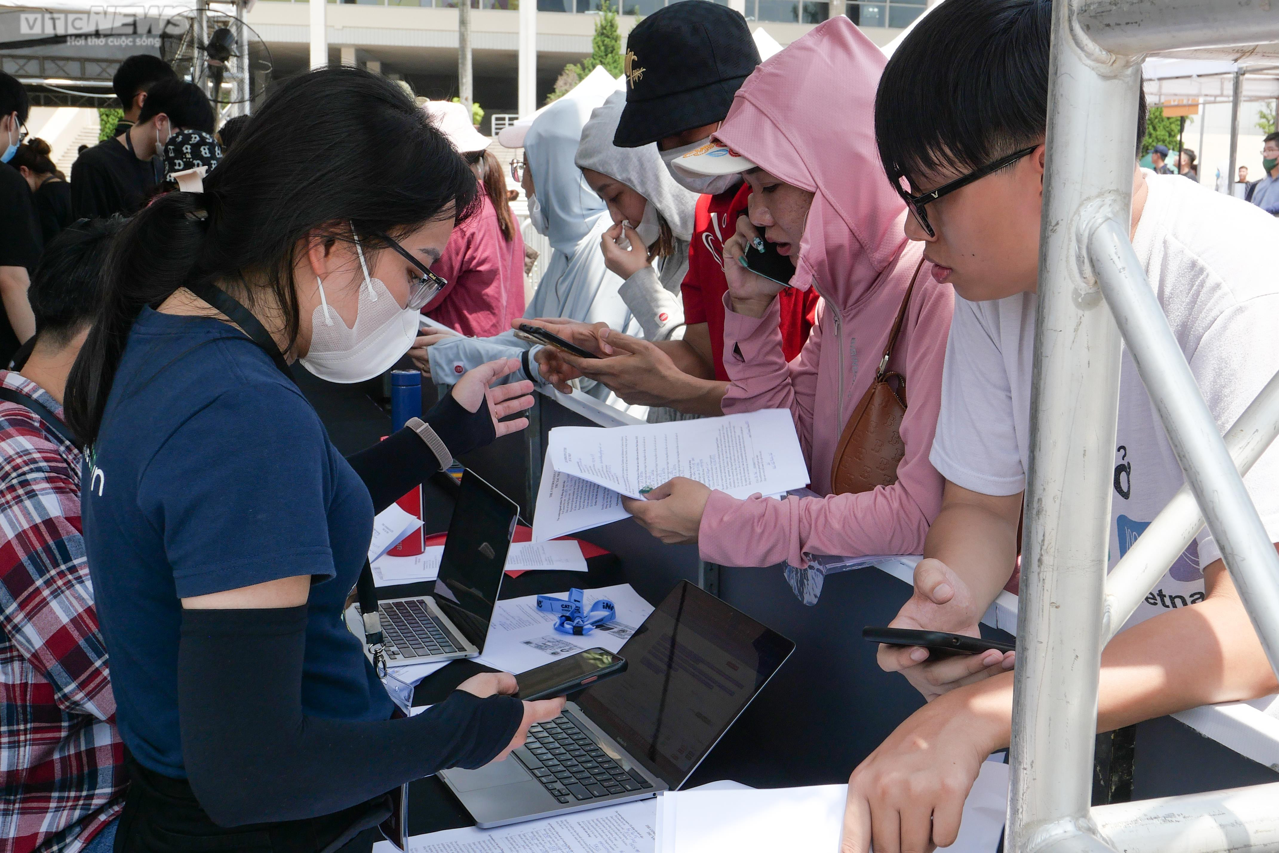 Hàng trăm bạn trẻ xếp hàng dưới cái nắng 'đổ lửa', chờ đổi vòng xem show BLACKPINK - 12