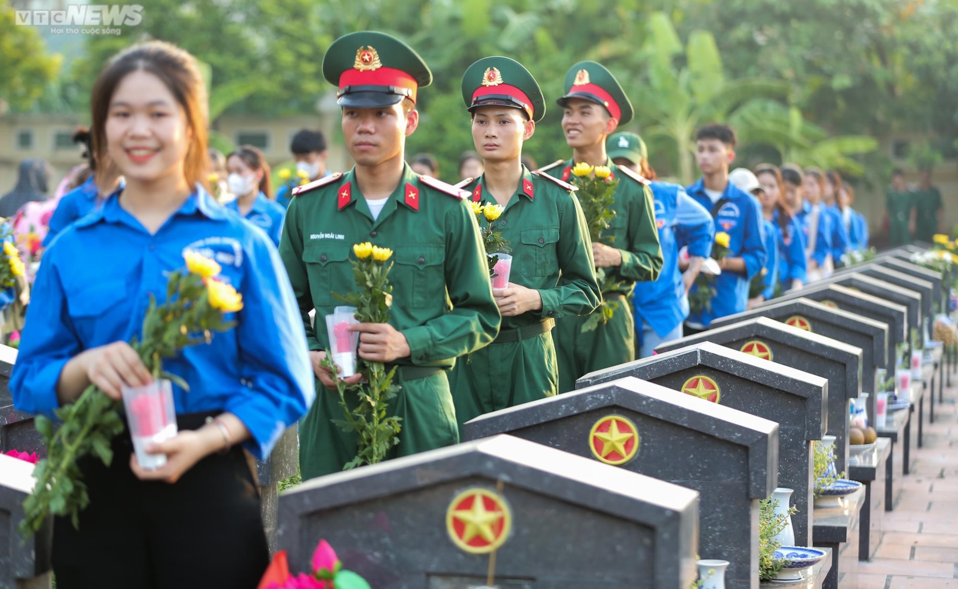 Xúc động lễ thắp nến tri ân các anh hùng liệt sỹ - 1
