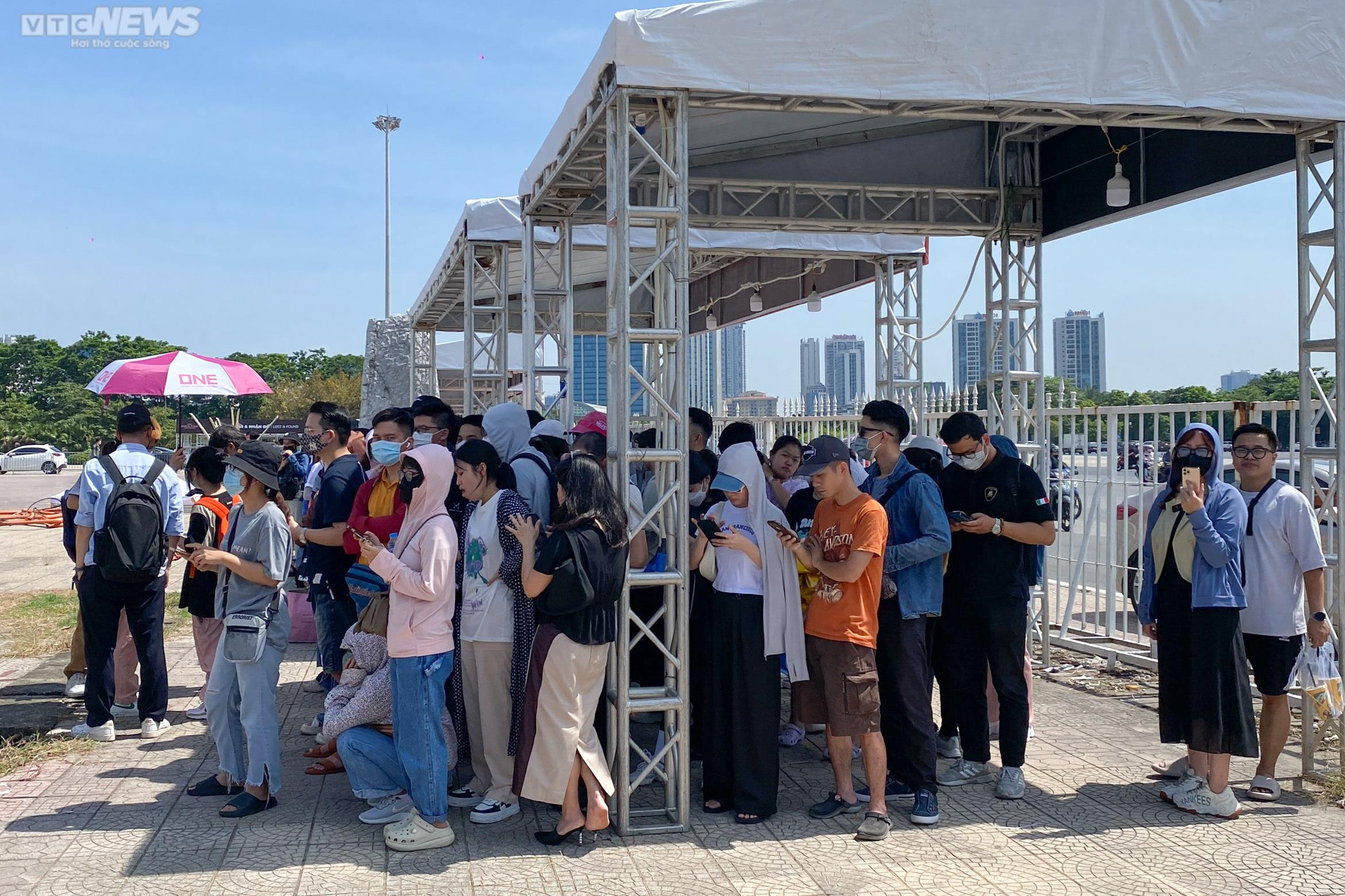 Hàng trăm bạn trẻ xếp hàng dưới cái nắng 'đổ lửa', chờ đổi vòng xem show BLACKPINK - 2