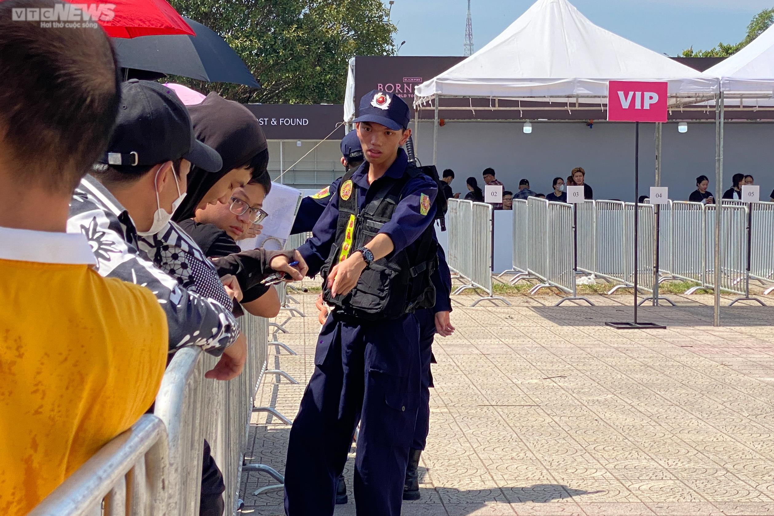 Hàng trăm bạn trẻ xếp hàng dưới cái nắng 'đổ lửa', chờ đổi vòng xem show BLACKPINK - 9