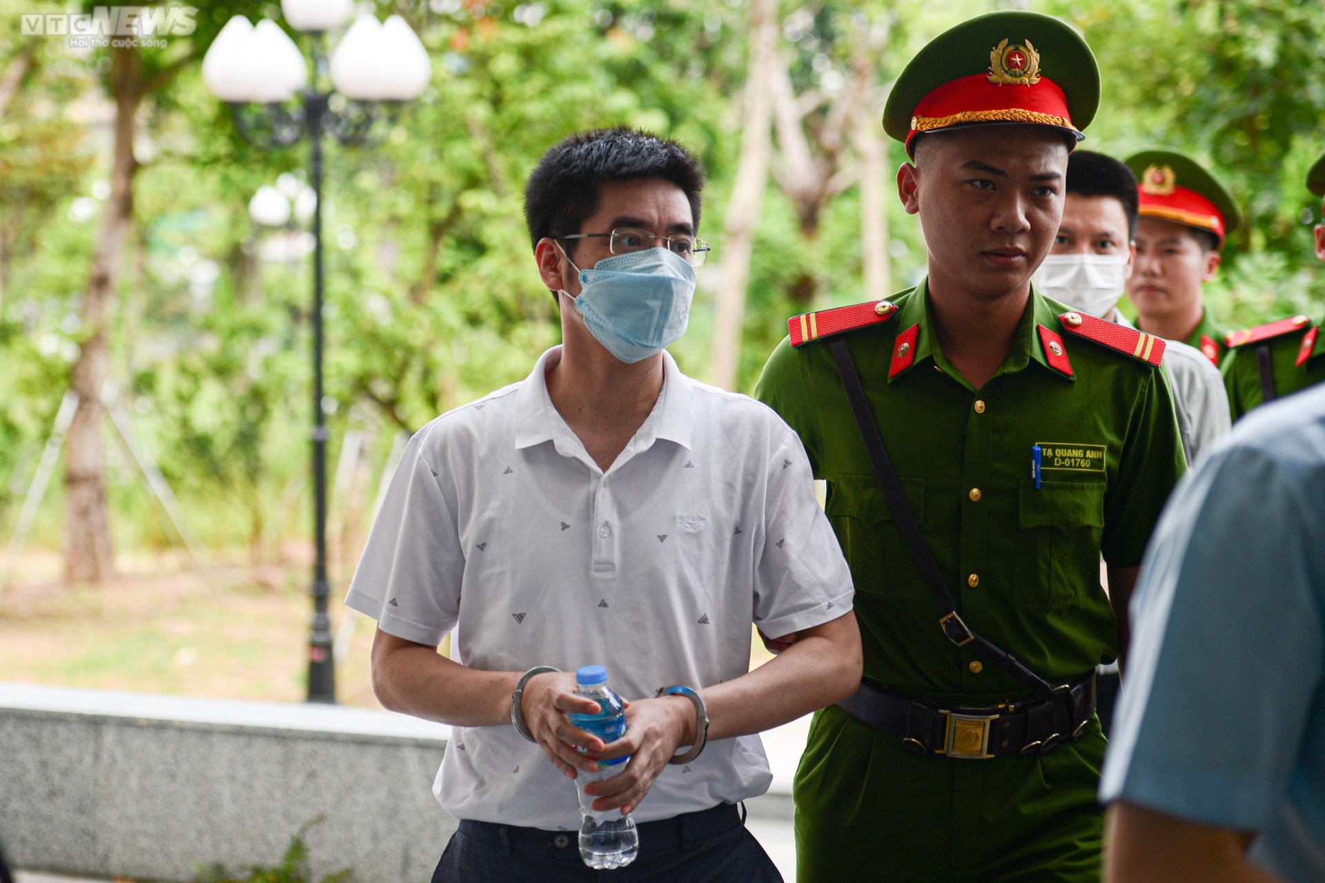 Cựu điều tra viên Hoàng Văn Hưng cùng 53 bị cáo được áp giải đến tòa trước giờ tuyên án - 5