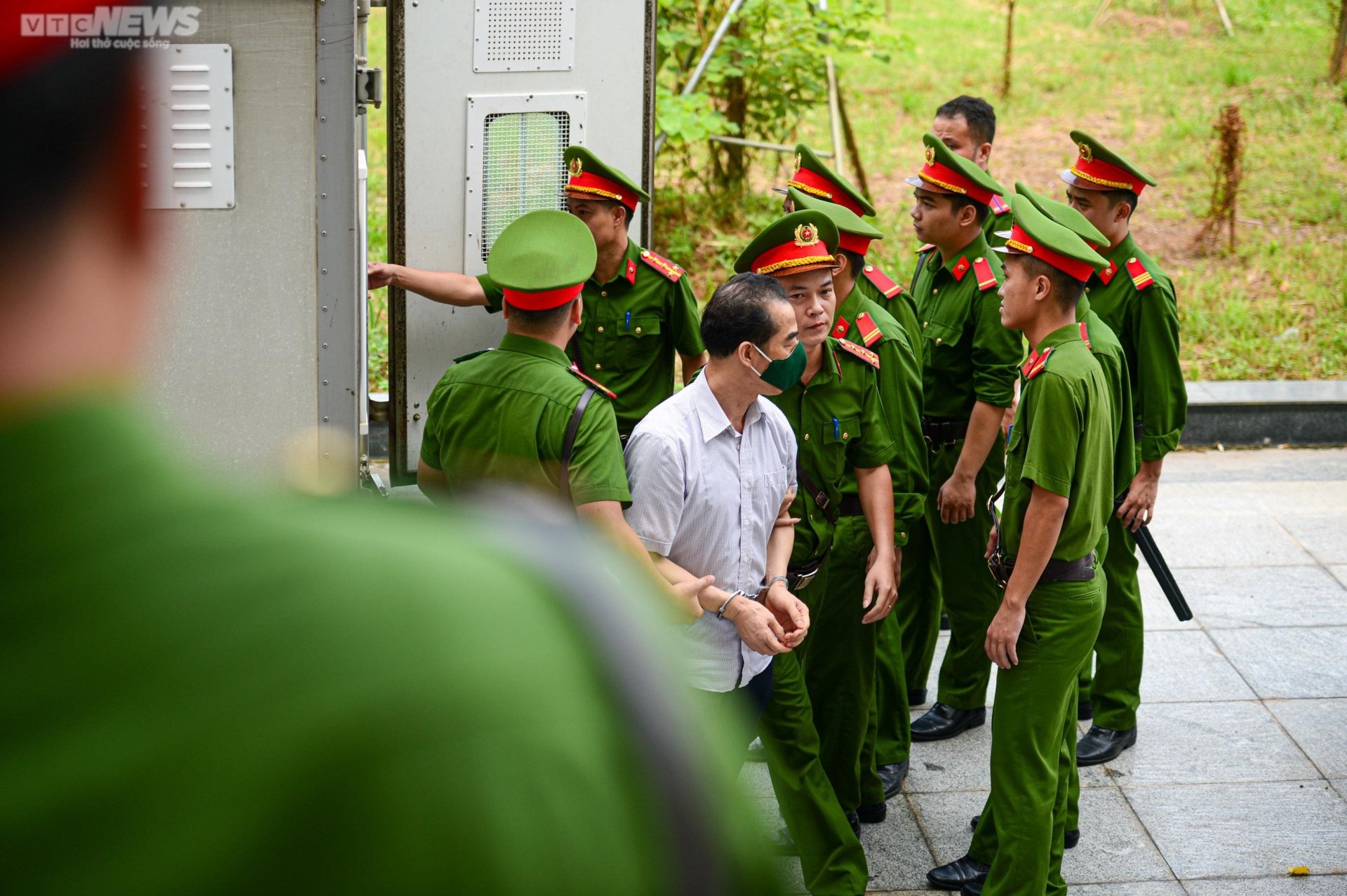 Cựu điều tra viên Hoàng Văn Hưng cùng 53 bị cáo được áp giải đến tòa trước giờ tuyên án - 3