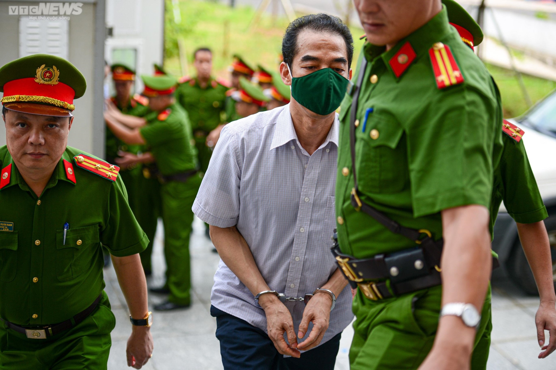 Cựu điều tra viên Hoàng Văn Hưng cùng 53 bị cáo được áp giải đến tòa trước giờ tuyên án - 4