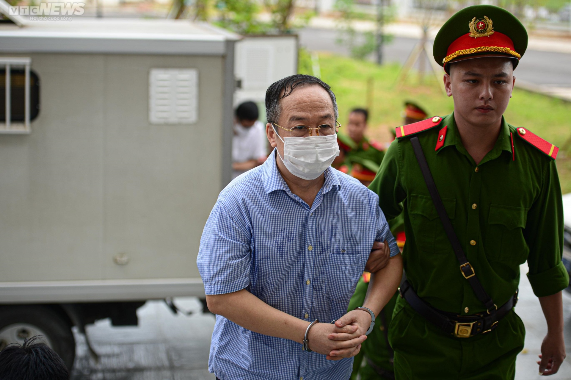 Cựu điều tra viên Hoàng Văn Hưng cùng 53 bị cáo được áp giải đến tòa trước giờ tuyên án - 10