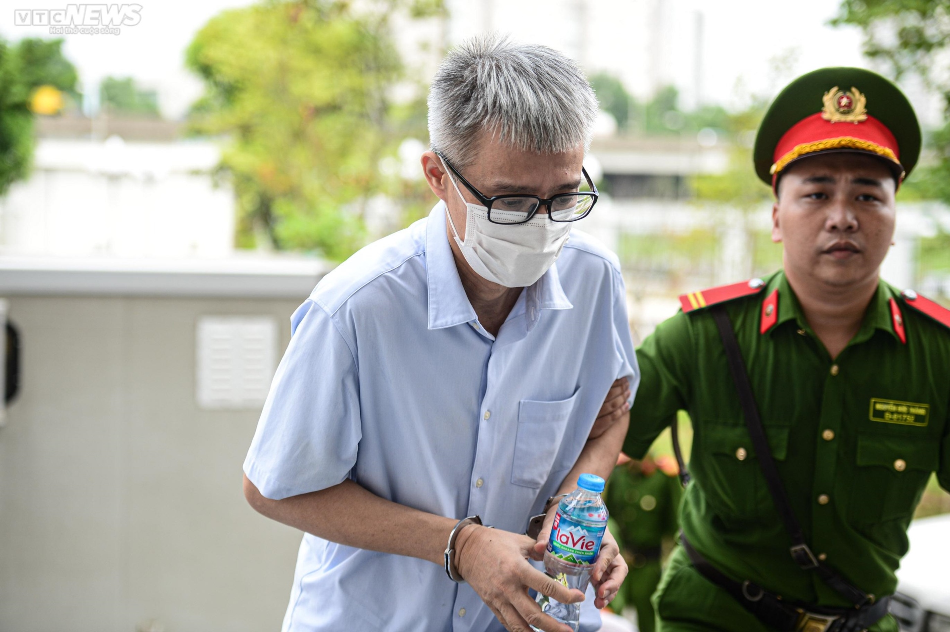 Cựu điều tra viên Hoàng Văn Hưng cùng 53 bị cáo được áp giải đến tòa trước giờ tuyên án - 11