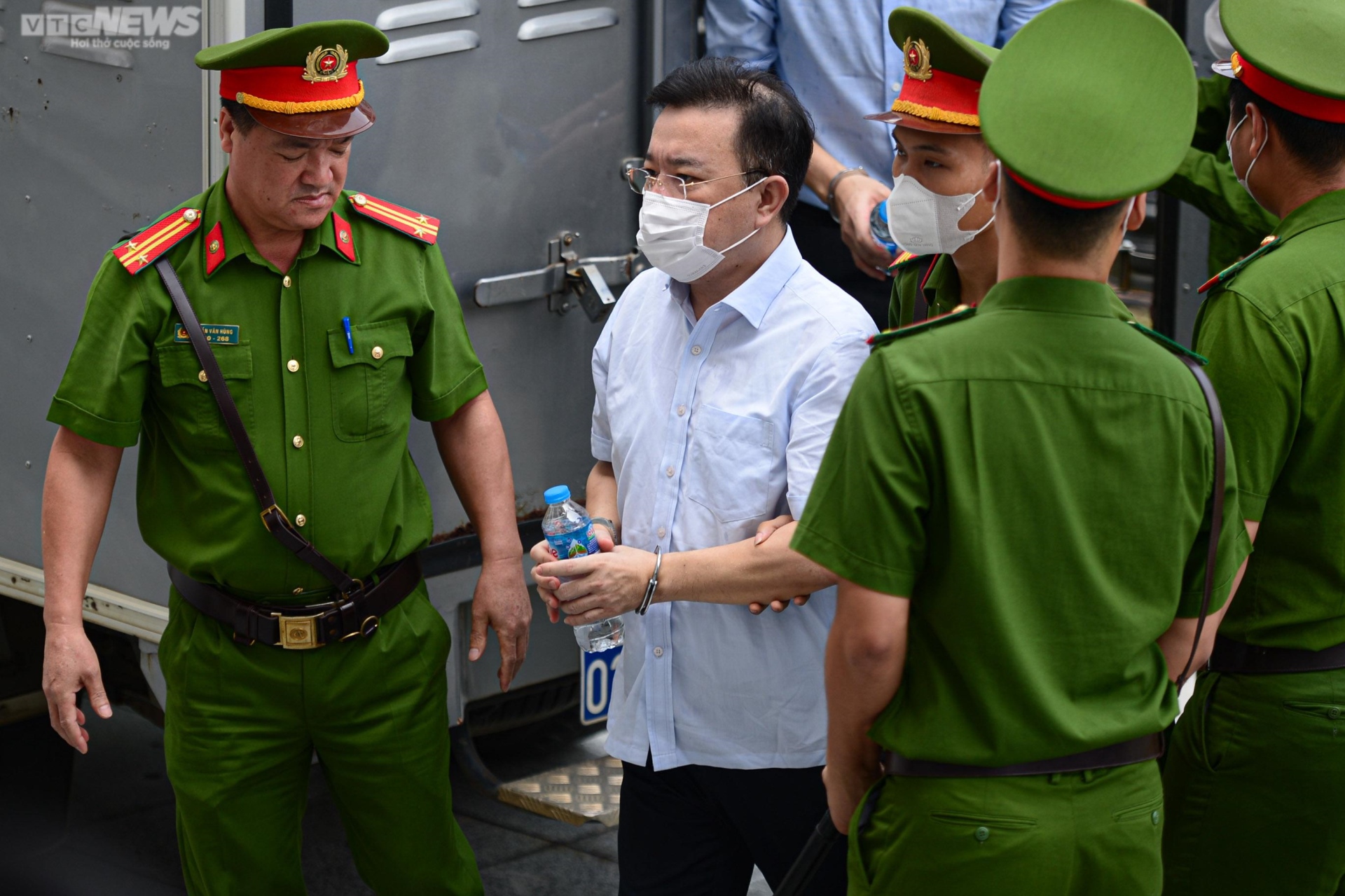 Cựu điều tra viên Hoàng Văn Hưng cùng 53 bị cáo được áp giải đến tòa trước giờ tuyên án - 8