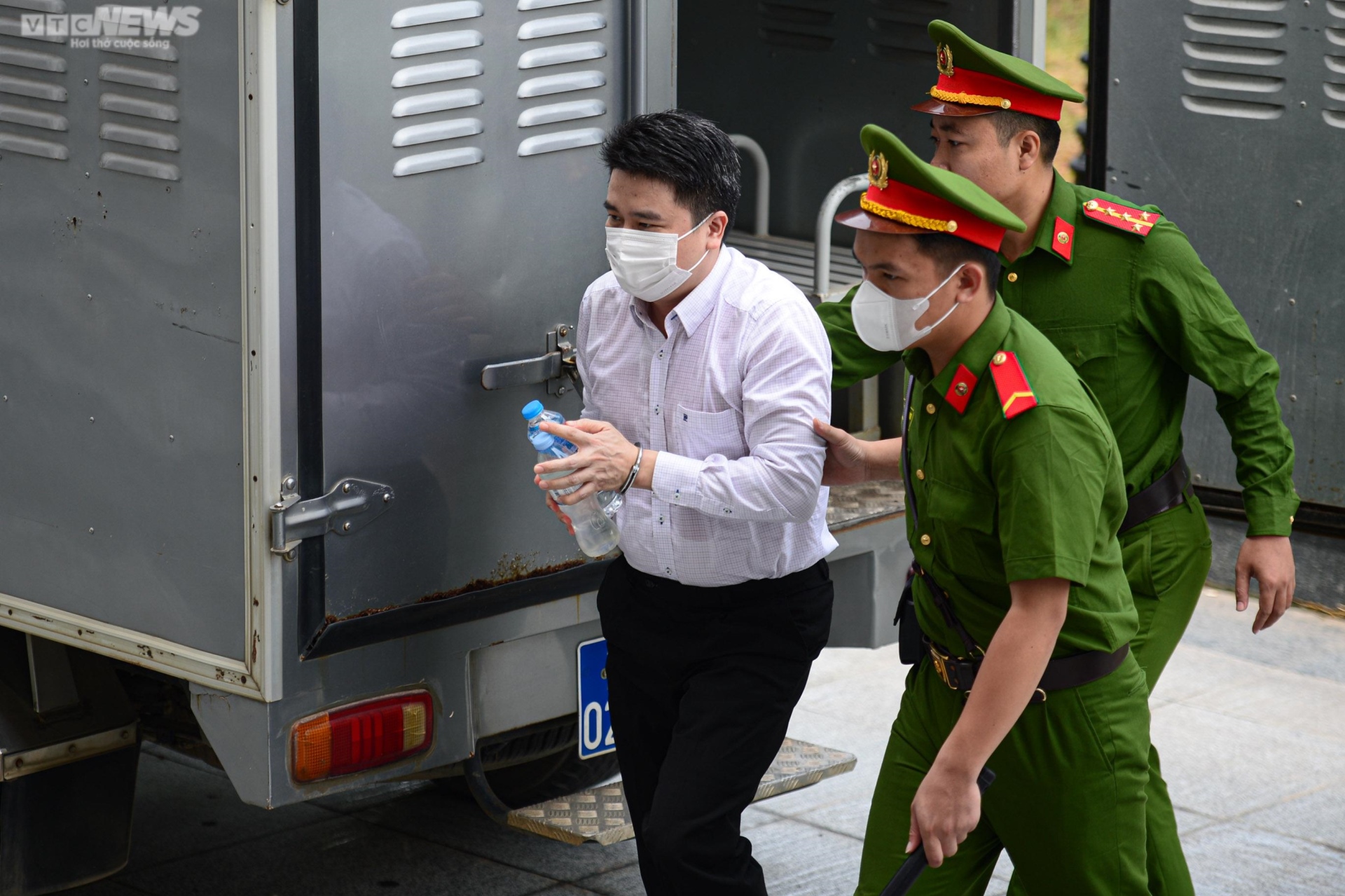 Cựu điều tra viên Hoàng Văn Hưng cùng 53 bị cáo được áp giải đến tòa trước giờ tuyên án - 9