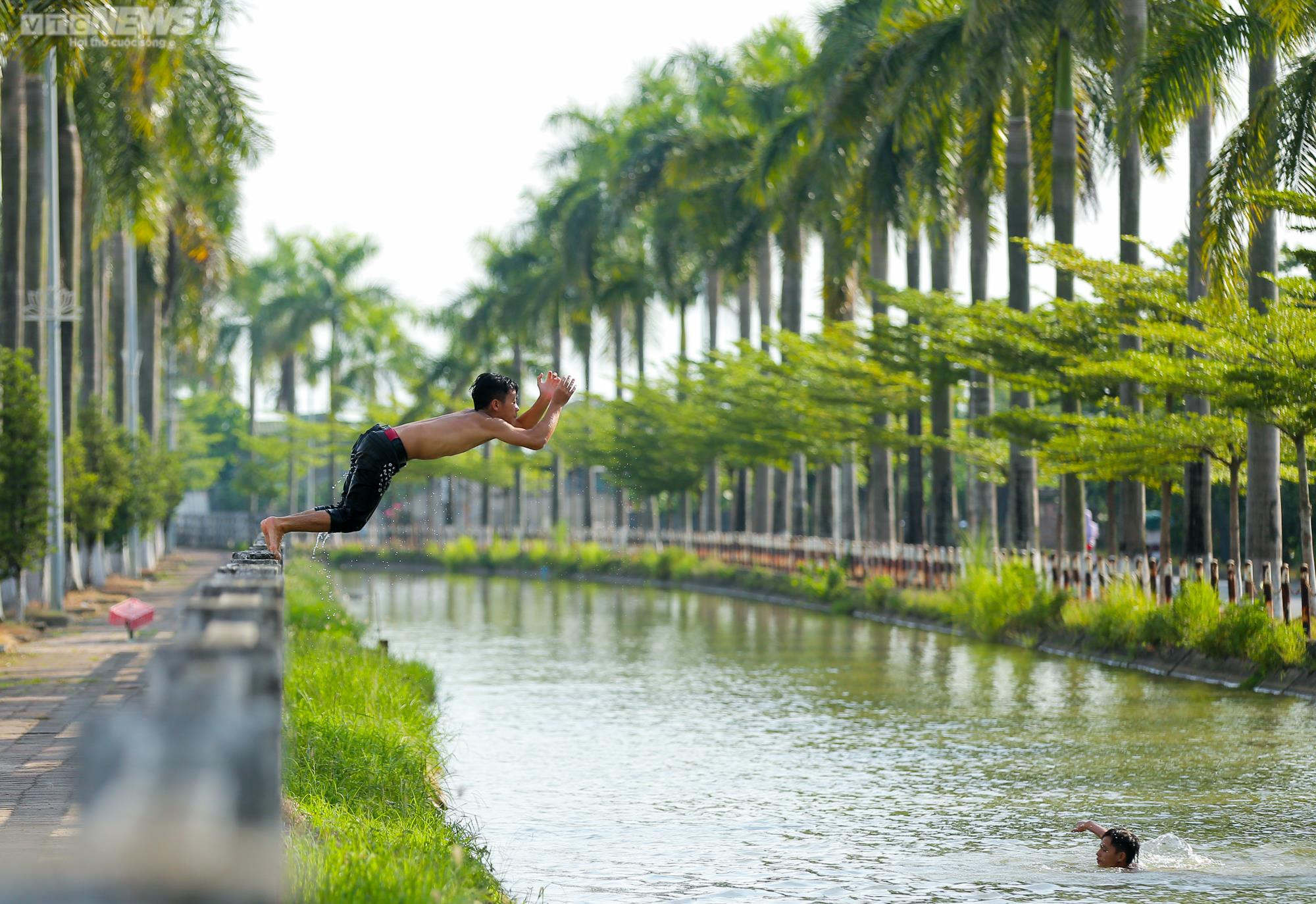 Dân ngoại thành Hà Nội thấp thỏm đi qua đoạn kênh sạt lở, không có lan can - 15