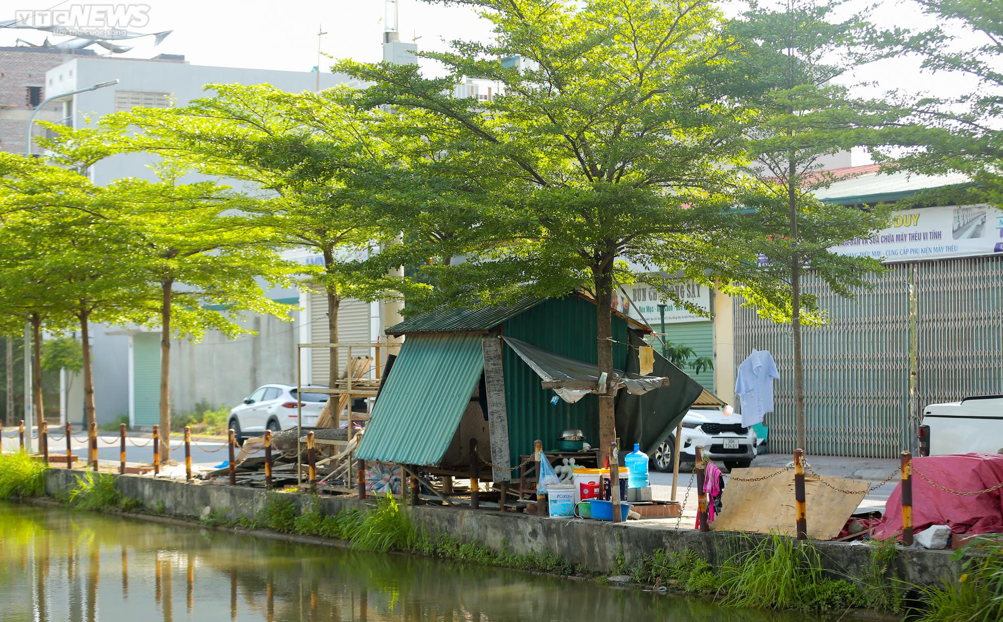 Dân ngoại thành Hà Nội thấp thỏm đi qua đoạn kênh sạt lở, không có lan can - 16