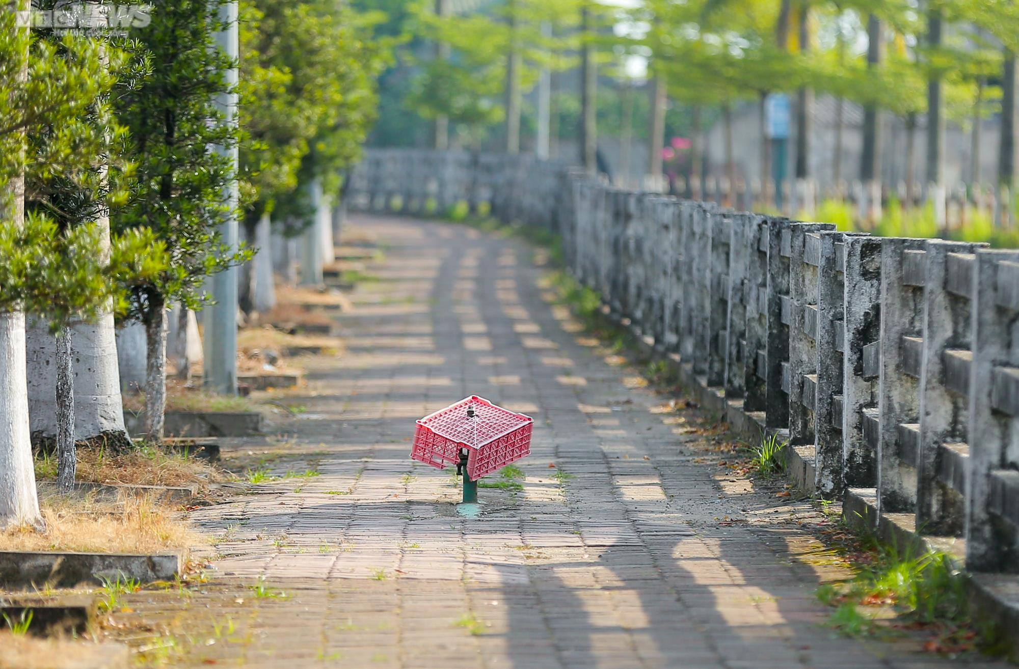 Dân ngoại thành Hà Nội thấp thỏm đi qua đoạn kênh sạt lở, không có lan can - 10