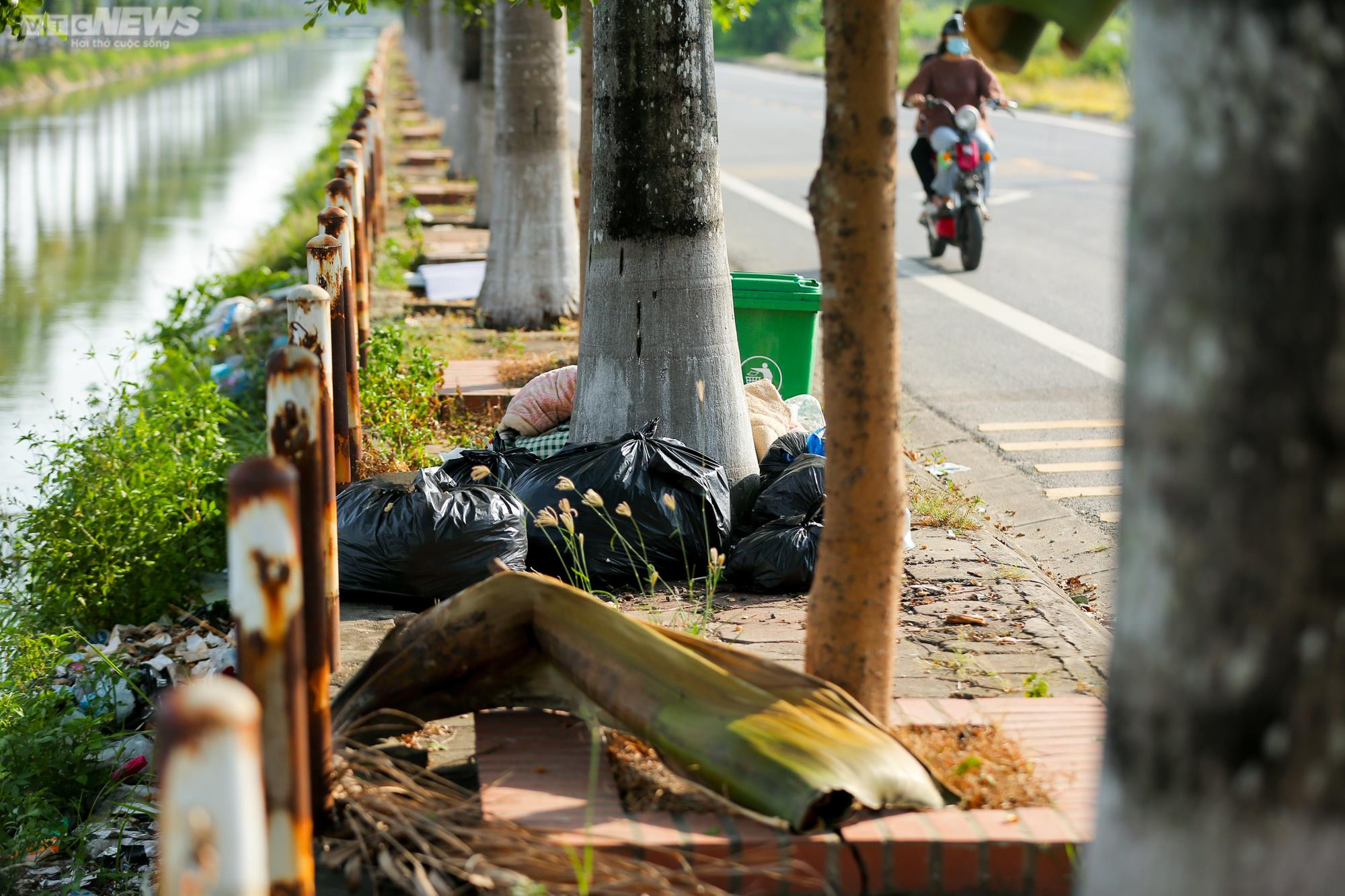 Dân ngoại thành Hà Nội thấp thỏm đi qua đoạn kênh sạt lở, không có lan can - 7