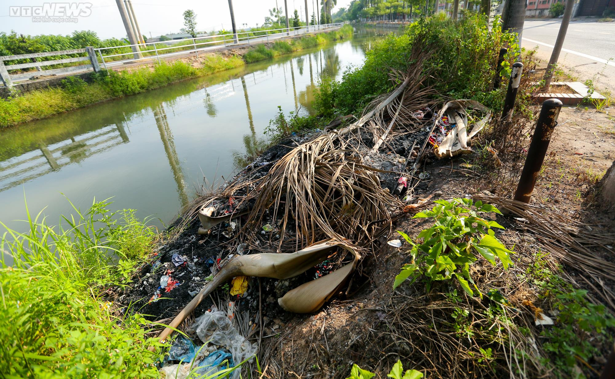 Dân ngoại thành Hà Nội thấp thỏm đi qua đoạn kênh sạt lở, không có lan can - 6