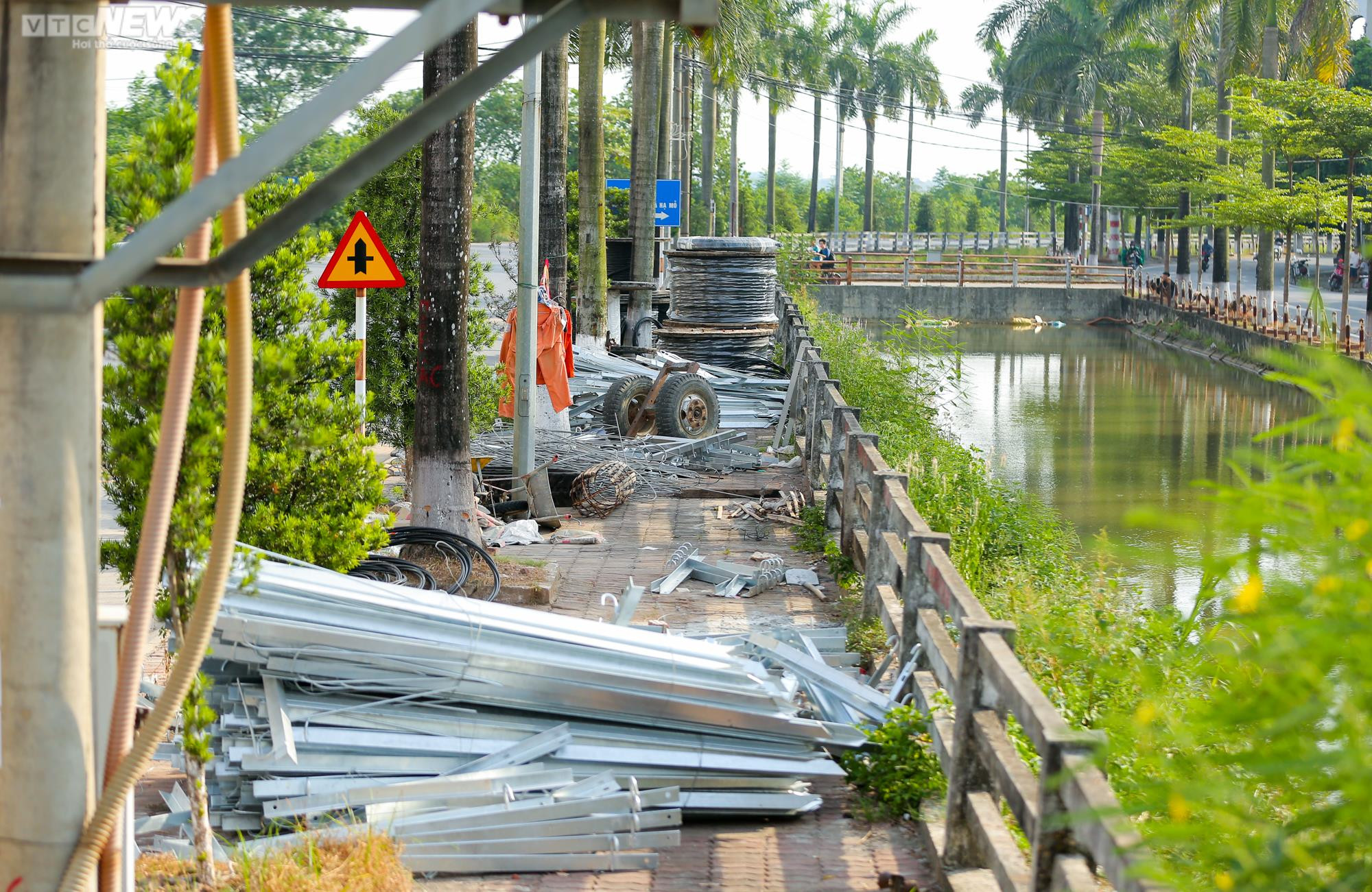 Dân ngoại thành Hà Nội thấp thỏm đi qua đoạn kênh sạt lở, không có lan can - 14