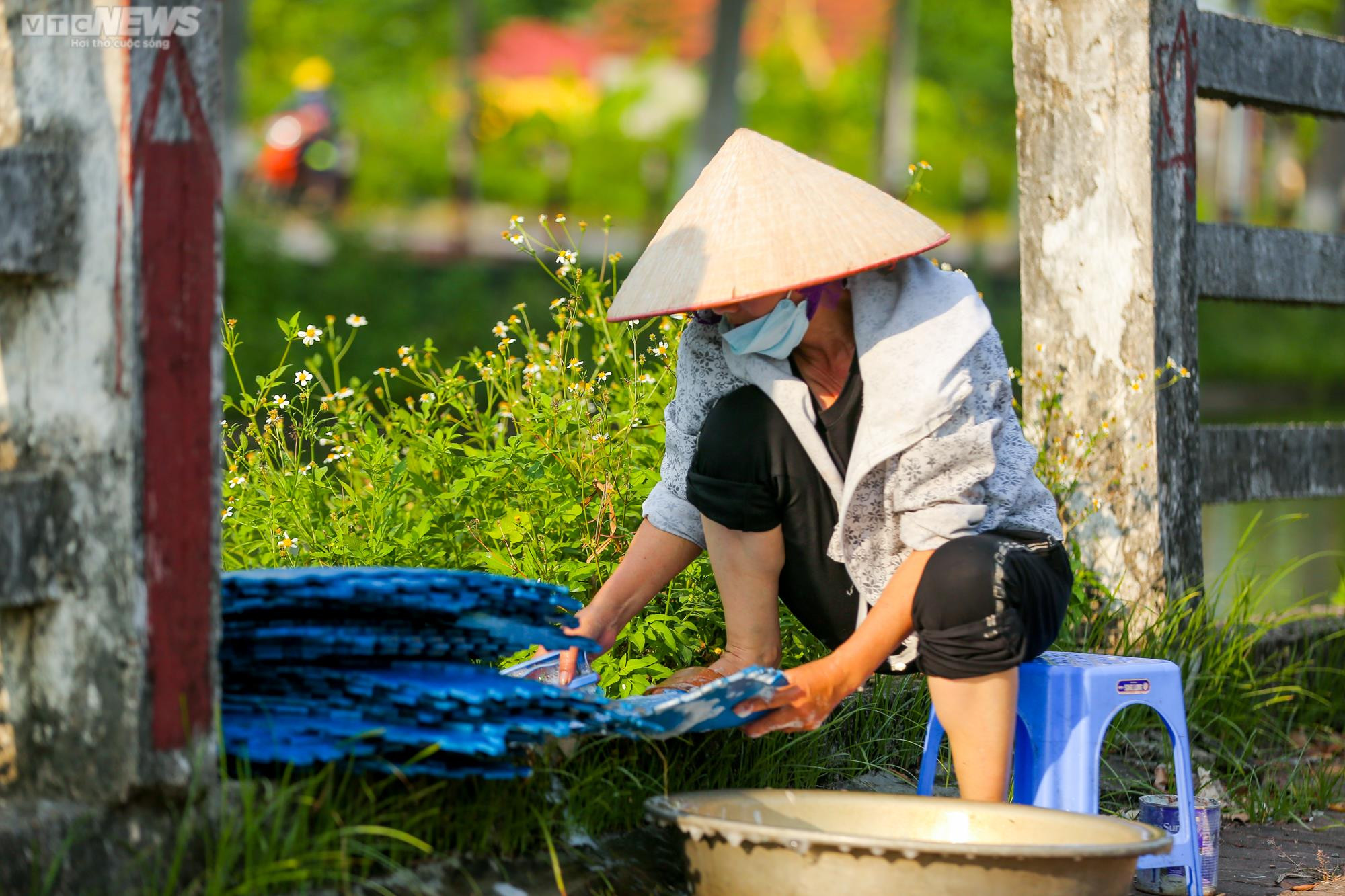 Dân ngoại thành Hà Nội thấp thỏm đi qua đoạn kênh sạt lở, không có lan can - 12