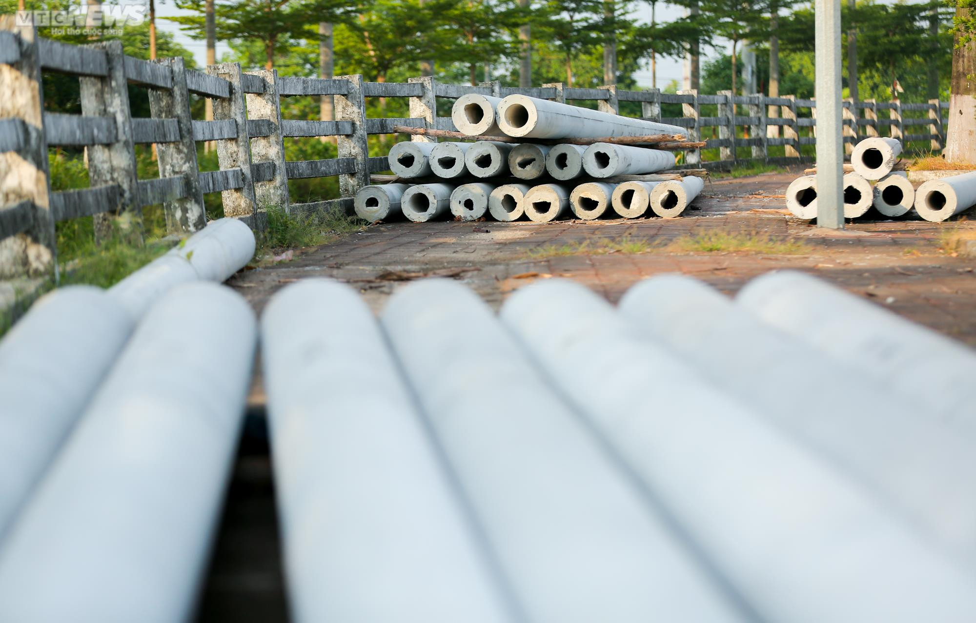 Dân ngoại thành Hà Nội thấp thỏm đi qua đoạn kênh sạt lở, không có lan can - 13