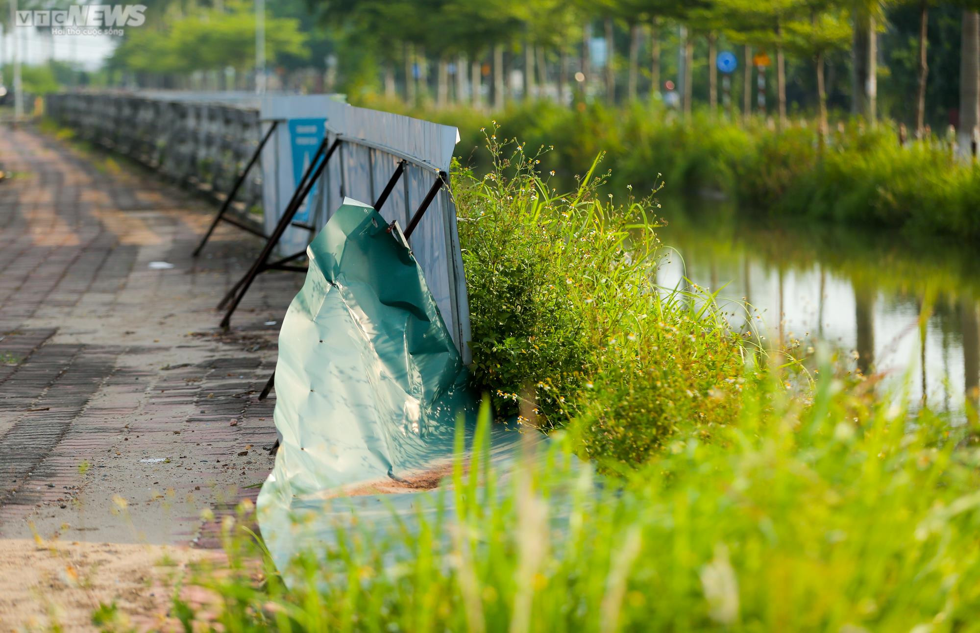 Dân ngoại thành Hà Nội thấp thỏm đi qua đoạn kênh sạt lở, không có lan can - 4