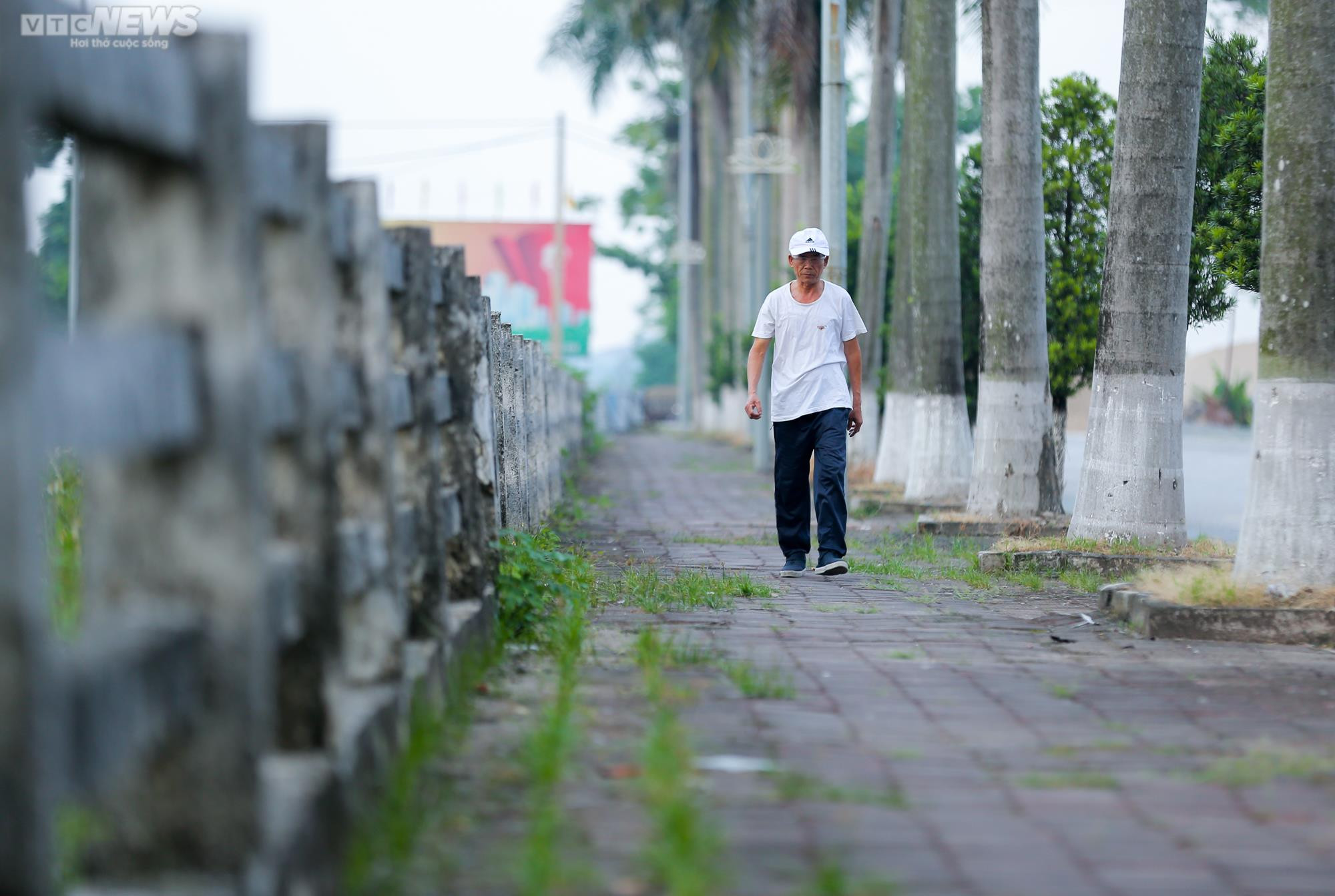 Dân ngoại thành Hà Nội thấp thỏm đi qua đoạn kênh sạt lở, không có lan can - 8