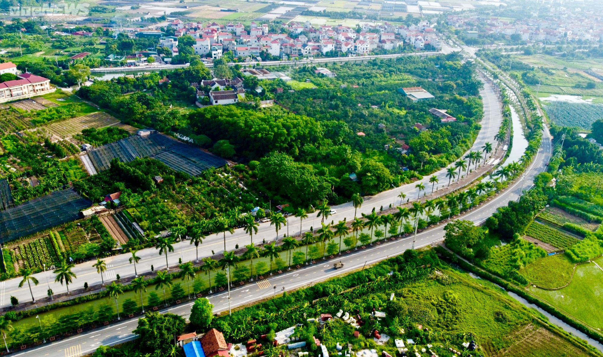 Dân ngoại thành Hà Nội thấp thỏm đi qua đoạn kênh sạt lở, không có lan can - 1