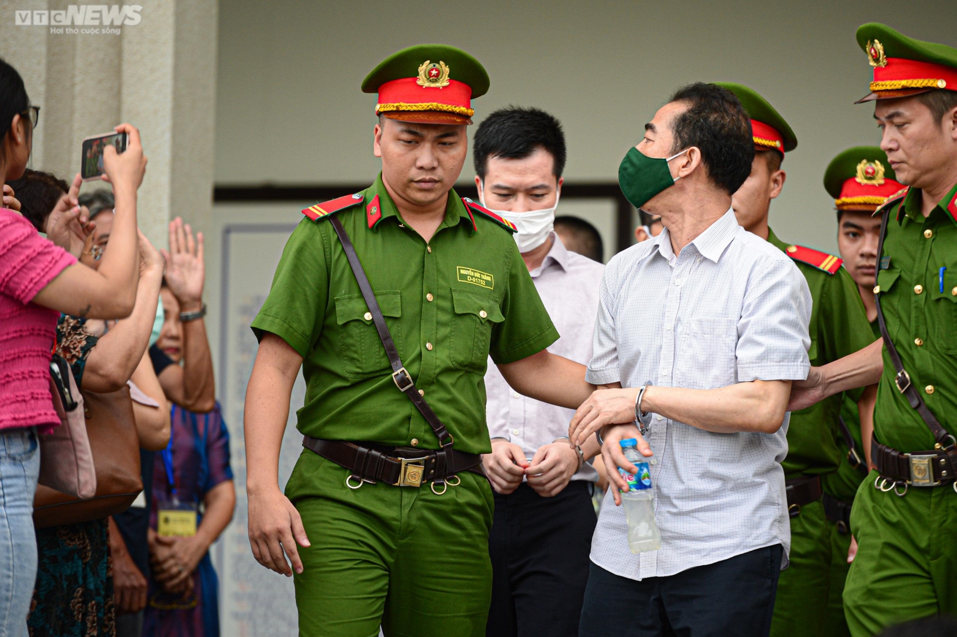 Hình ảnh Hoàng Văn Hưng rời tòa sau khi nhận bản án chung thân - 8