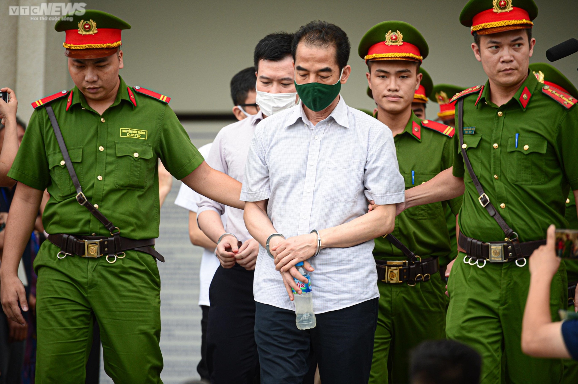 Hình ảnh Hoàng Văn Hưng rời tòa sau khi nhận bản án chung thân - 9
