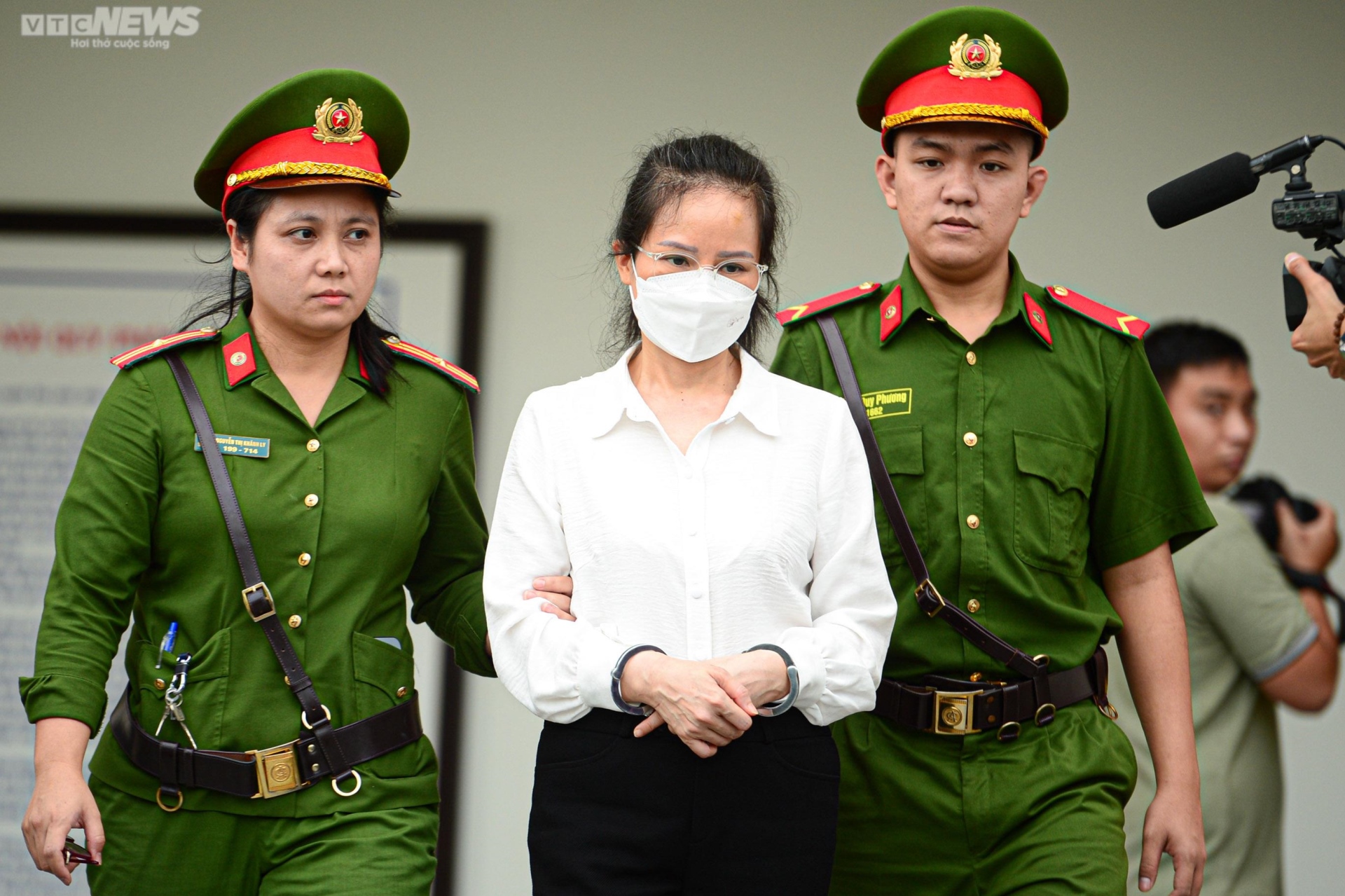 Hình ảnh Hoàng Văn Hưng rời tòa sau khi nhận bản án chung thân - 6