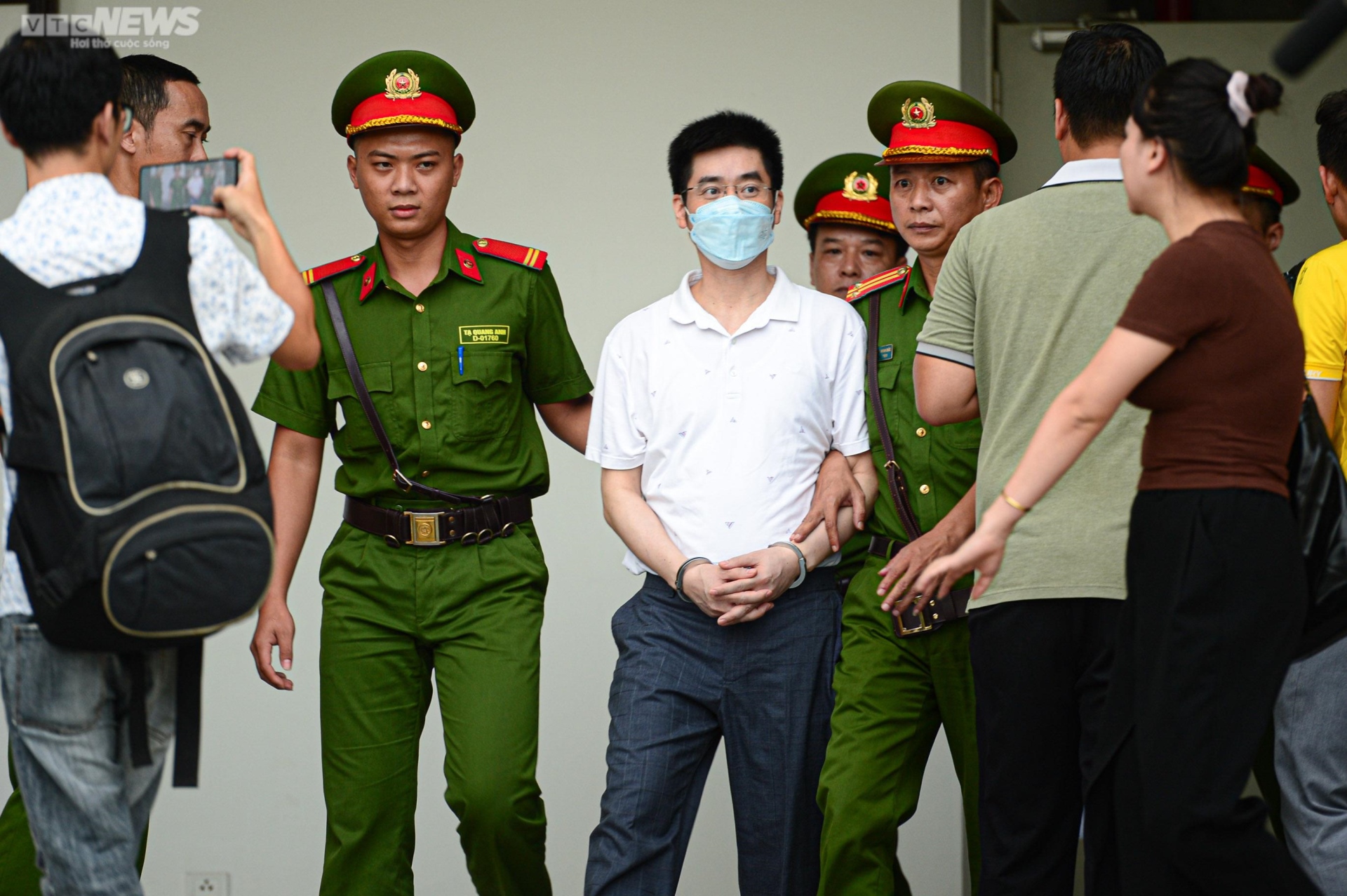 Hình ảnh Hoàng Văn Hưng rời tòa sau khi nhận bản án chung thân - 2