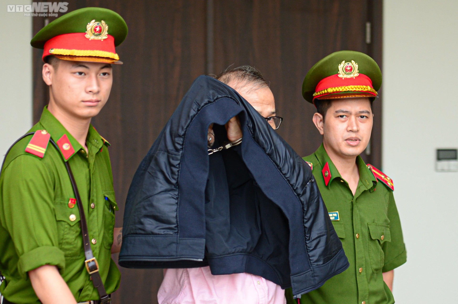 Hình ảnh Hoàng Văn Hưng rời tòa sau khi nhận bản án chung thân - 16