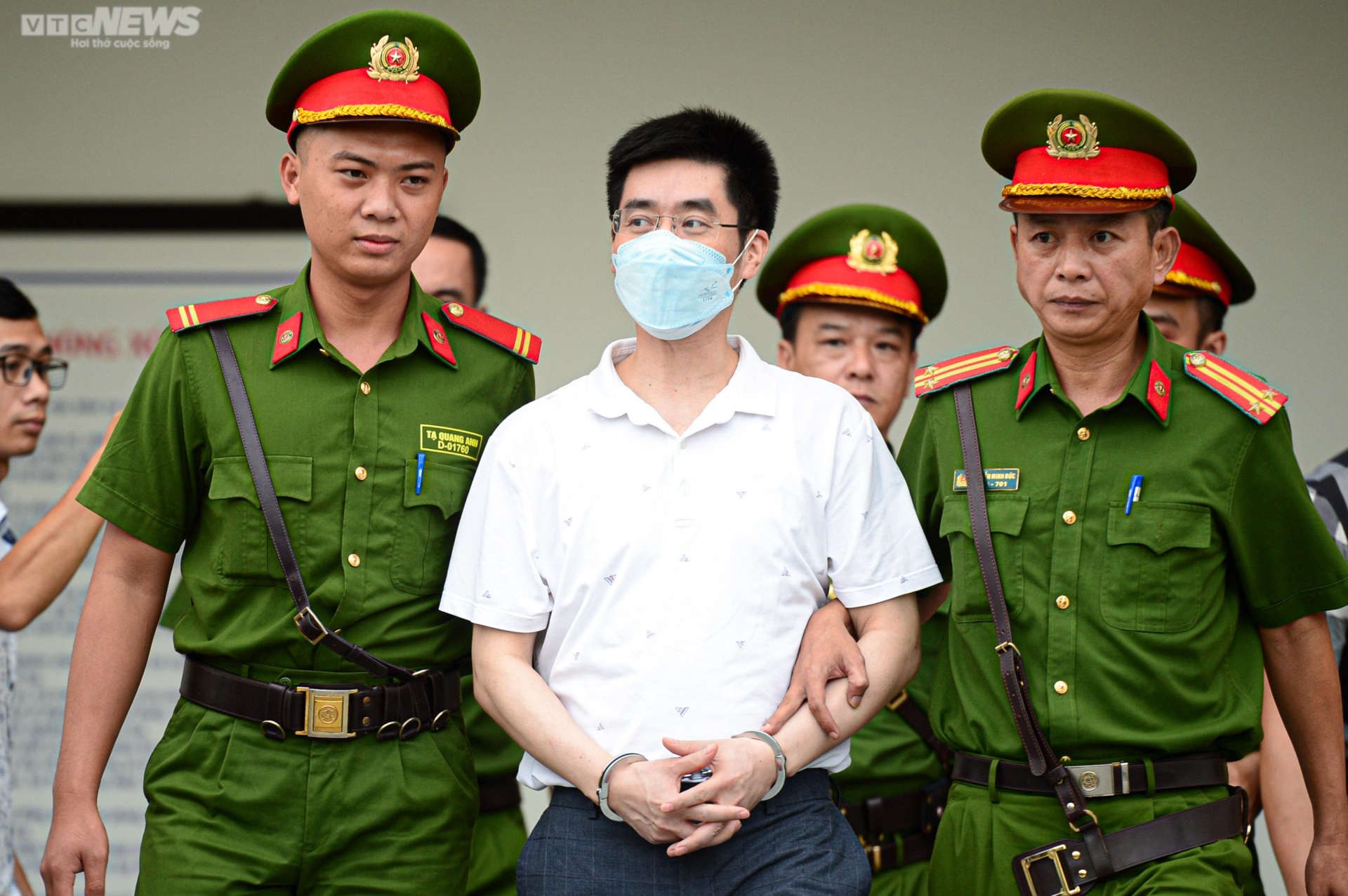 Hình ảnh Hoàng Văn Hưng rời tòa sau khi nhận bản án chung thân - 3