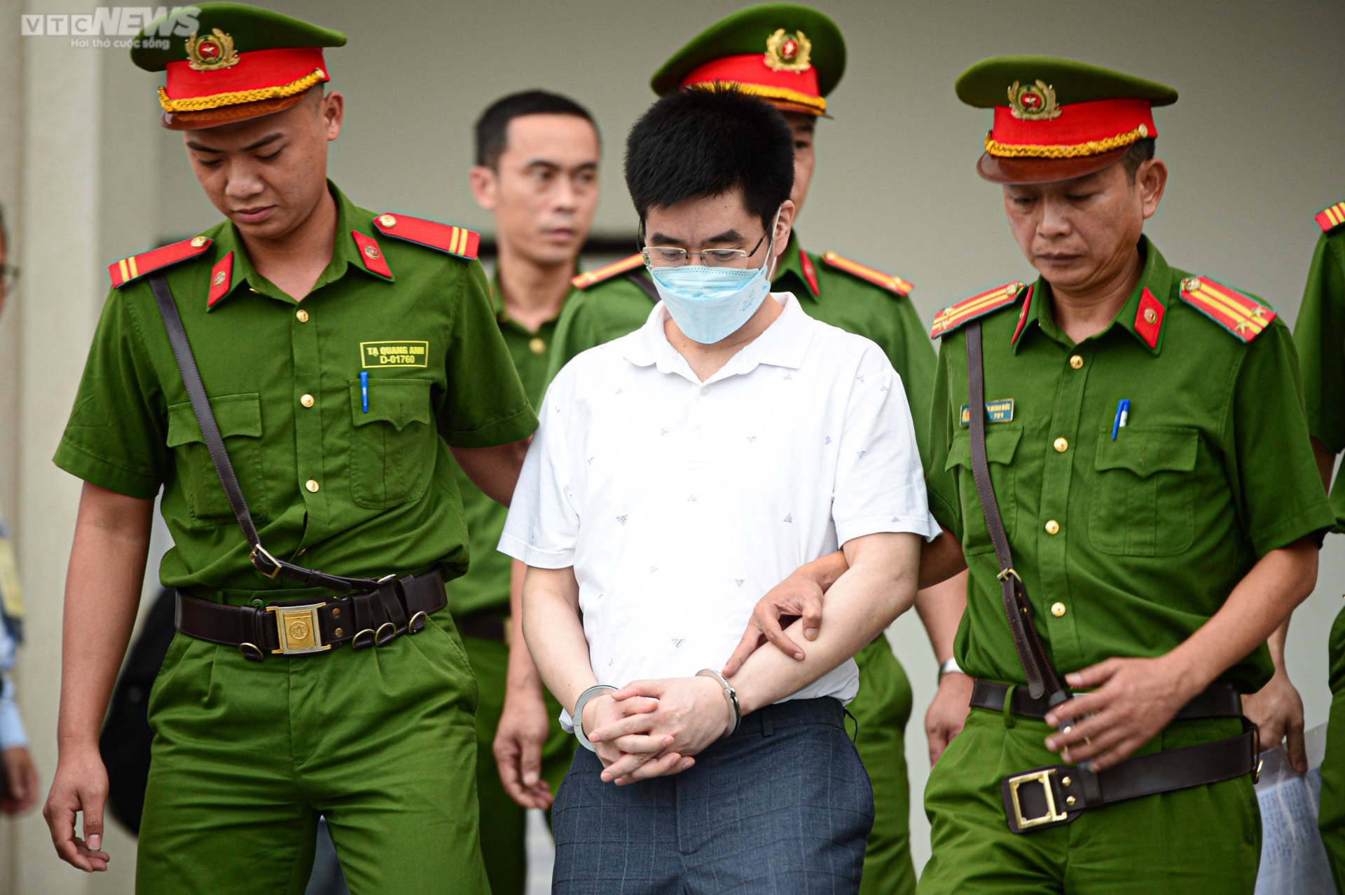 Hình ảnh Hoàng Văn Hưng rời tòa sau khi nhận bản án chung thân - 4