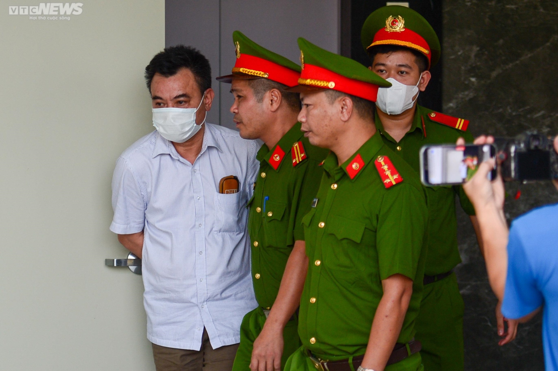 Hình ảnh Hoàng Văn Hưng rời tòa sau khi nhận bản án chung thân - 15