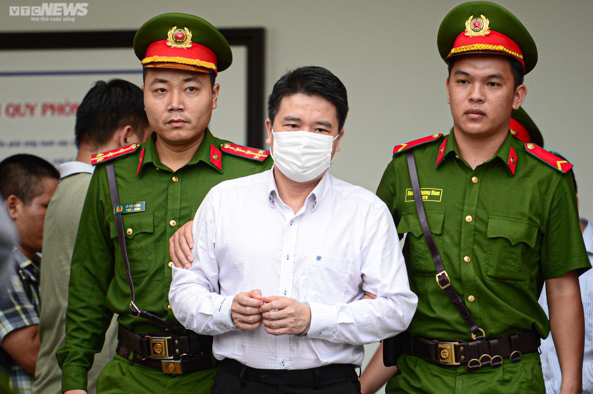 Hình ảnh Hoàng Văn Hưng rời tòa sau khi nhận bản án chung thân - 11