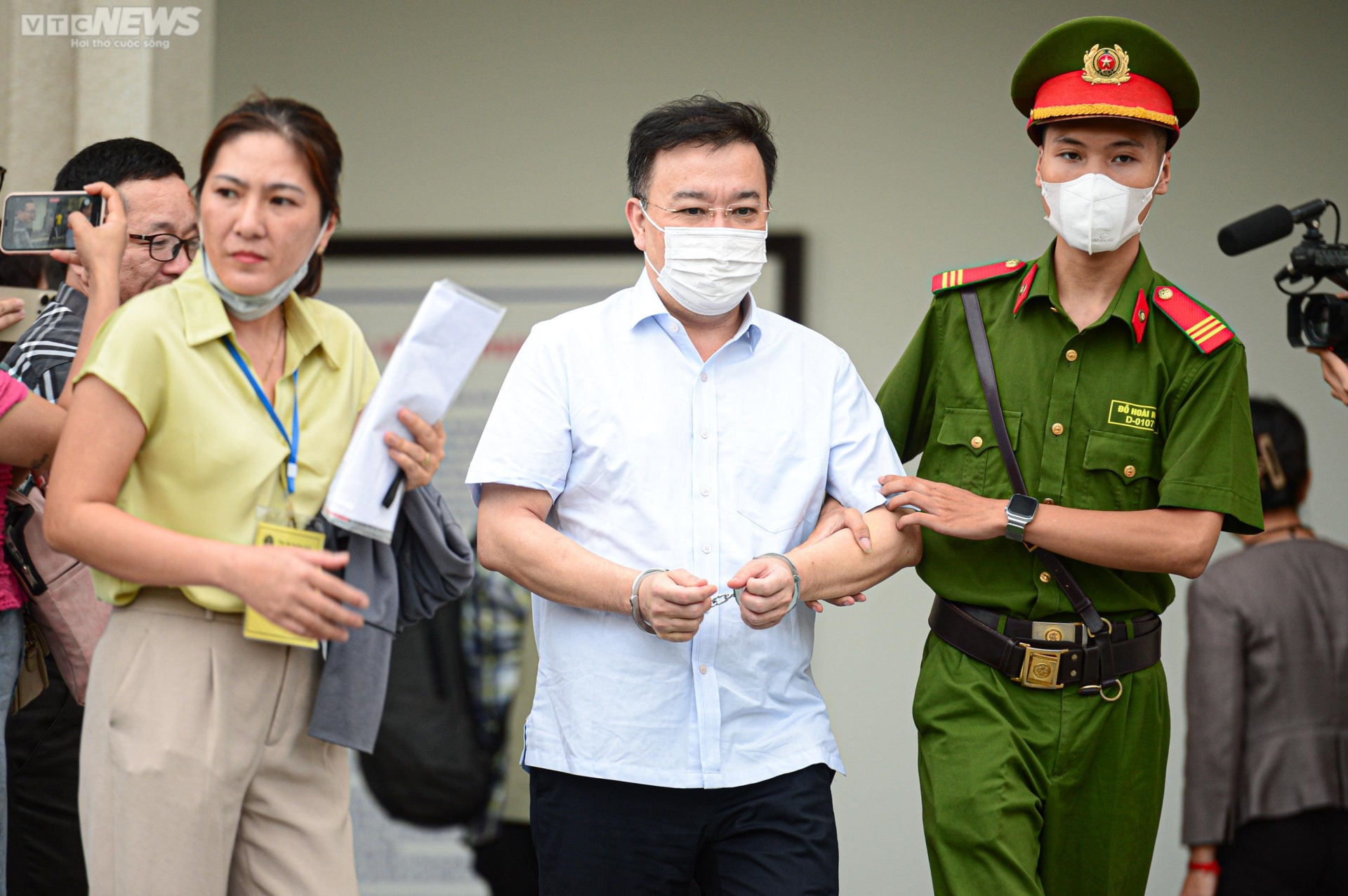 Hình ảnh Hoàng Văn Hưng rời tòa sau khi nhận bản án chung thân - 10