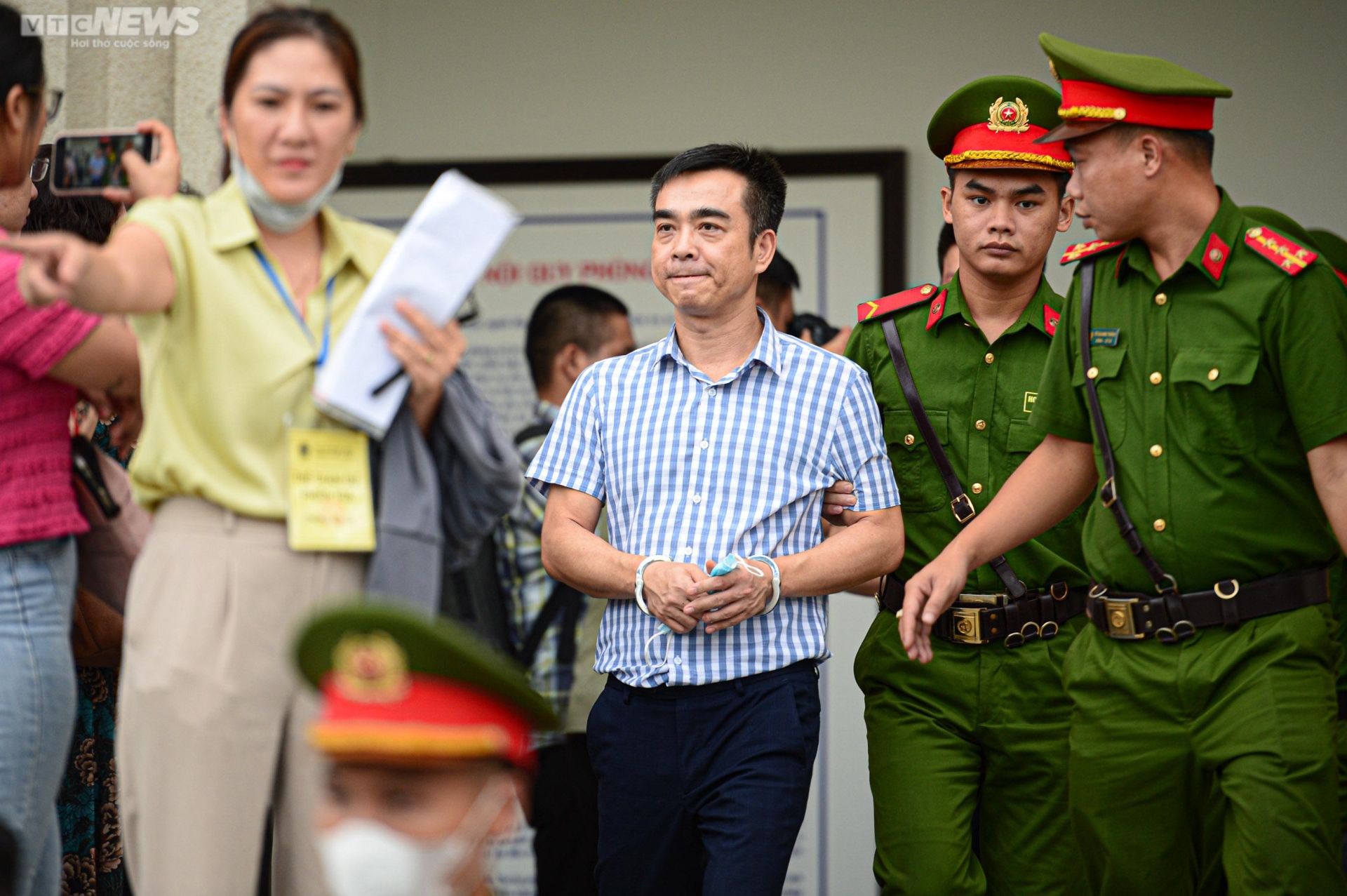 Hình ảnh Hoàng Văn Hưng rời tòa sau khi nhận bản án chung thân - 12