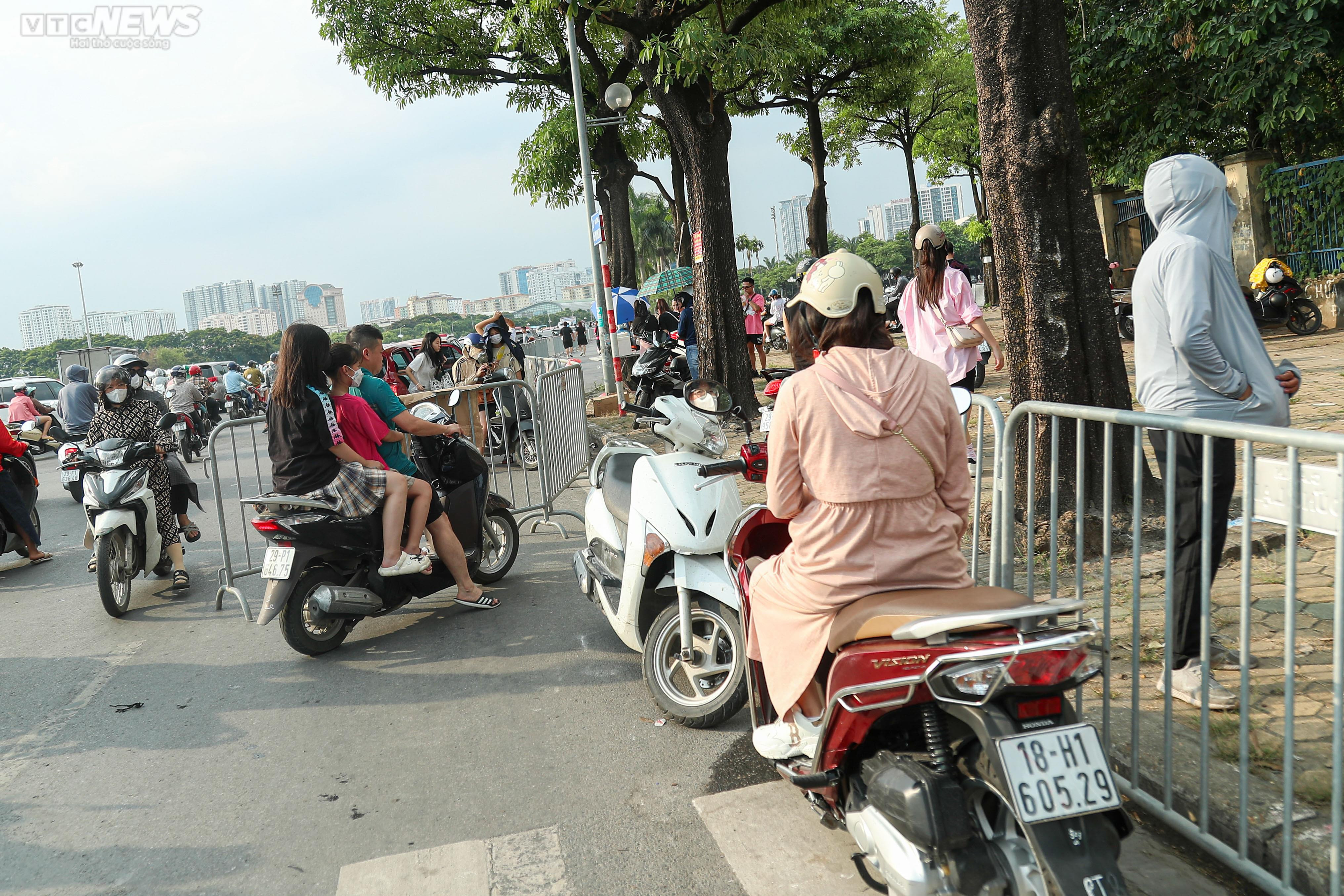 Đông nghẹt người, khán giả show BLACKPINK 'cắn răng' gửi xe ở bãi tự phát - 3