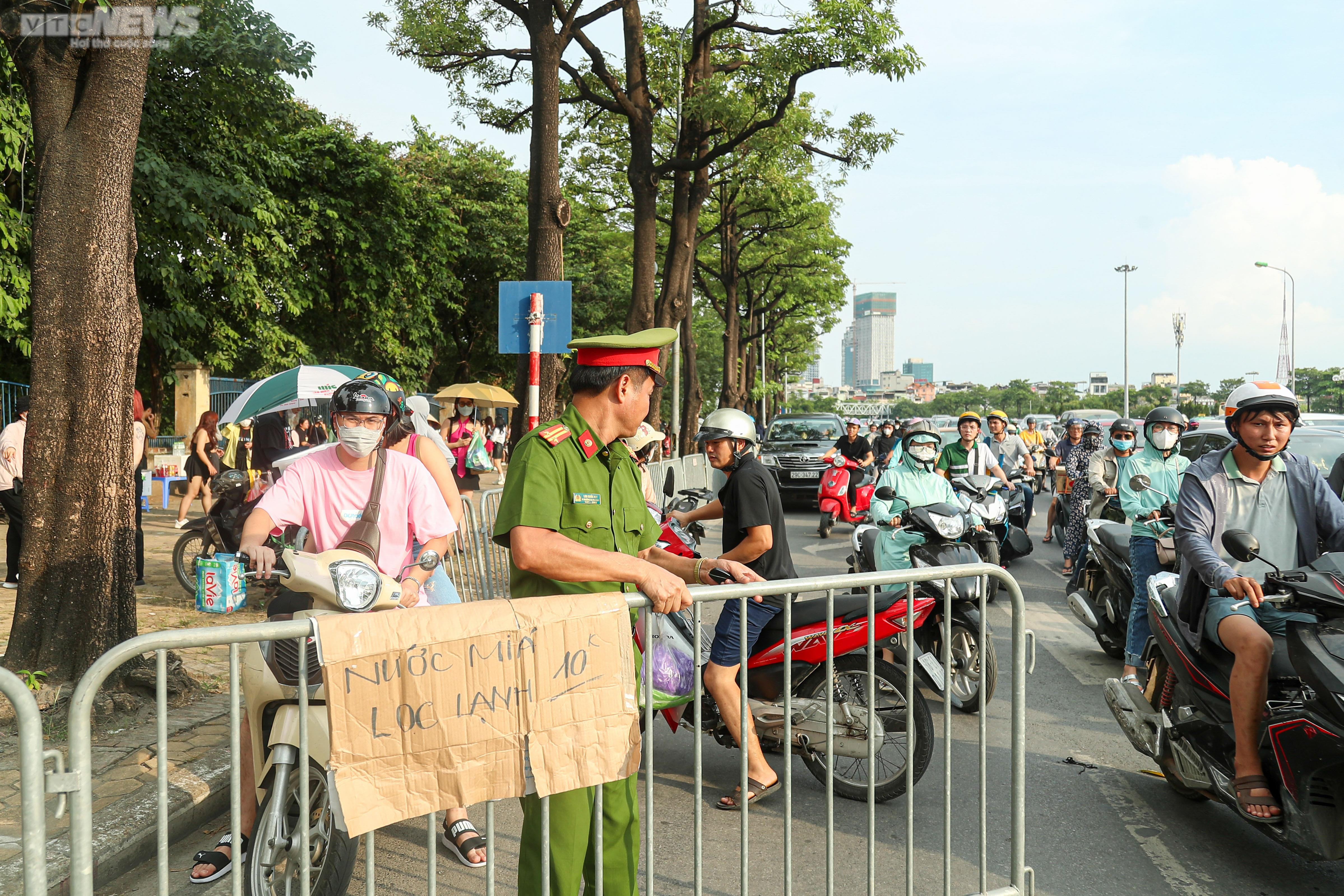 Đông nghẹt người, khán giả show BLACKPINK 'cắn răng' gửi xe ở bãi tự phát - 7