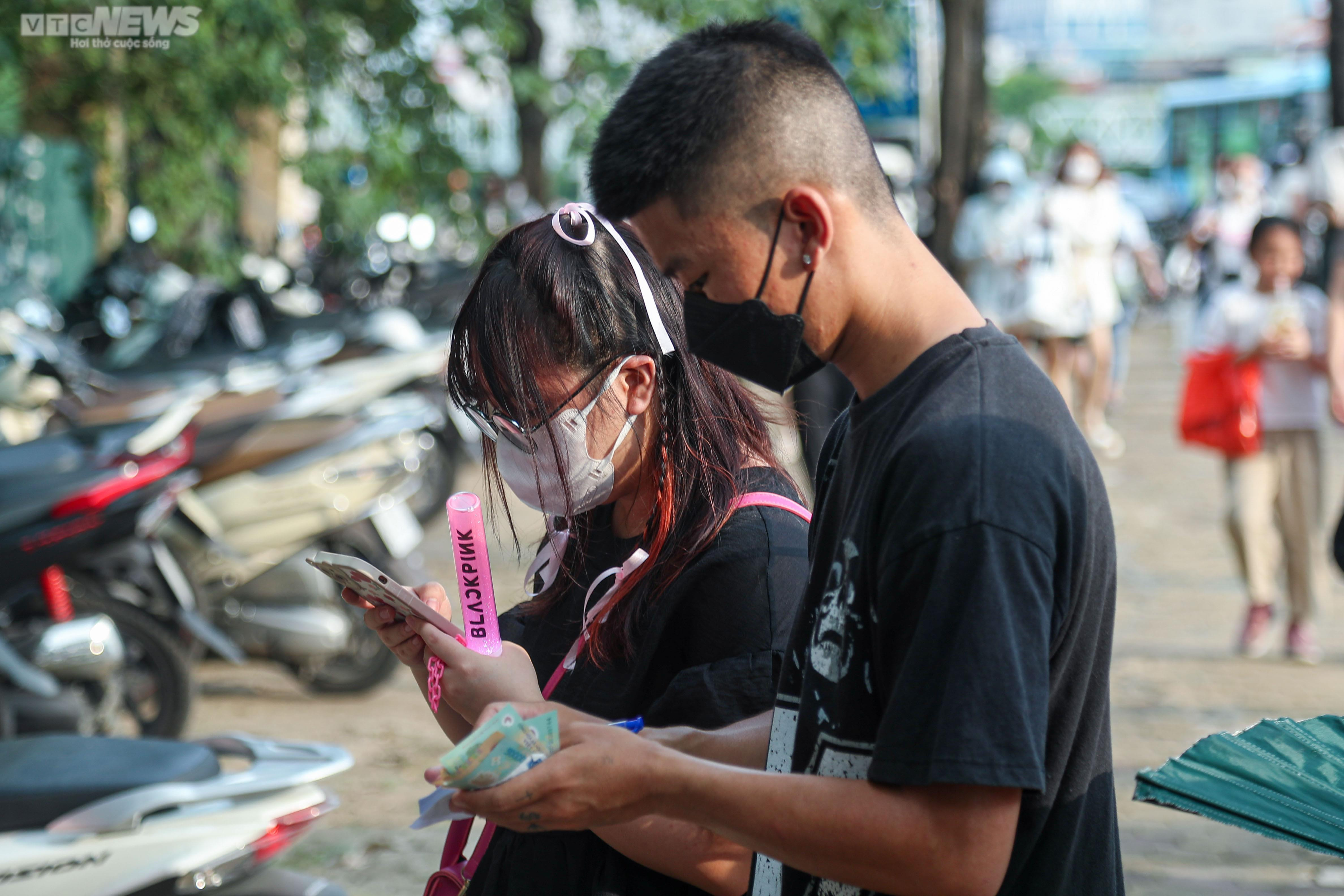 Đông nghẹt người, khán giả show BLACKPINK 'cắn răng' gửi xe ở bãi tự phát - 5