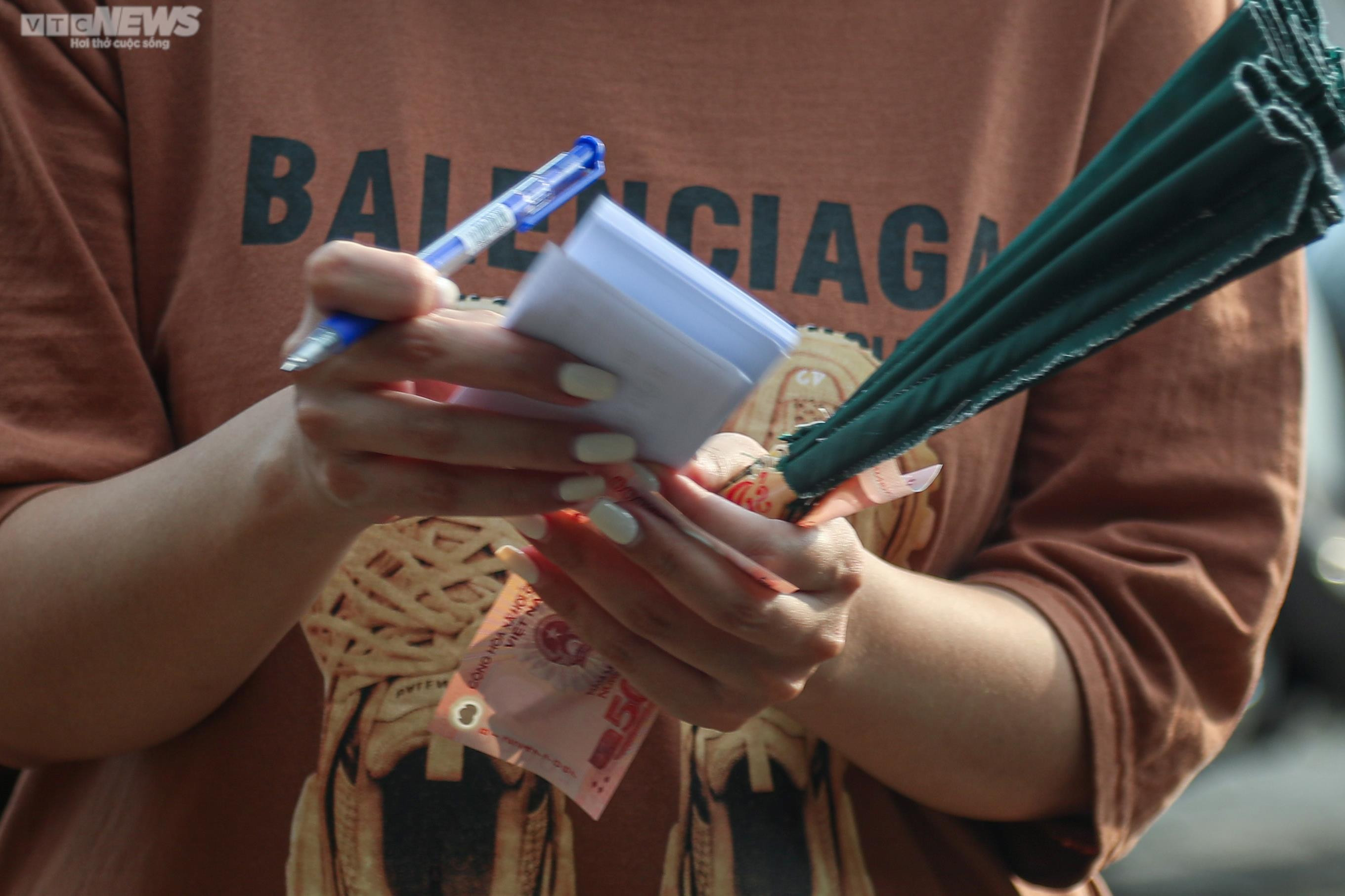 Đông nghẹt người, khán giả show BLACKPINK 'cắn răng' gửi xe ở bãi tự phát - 9