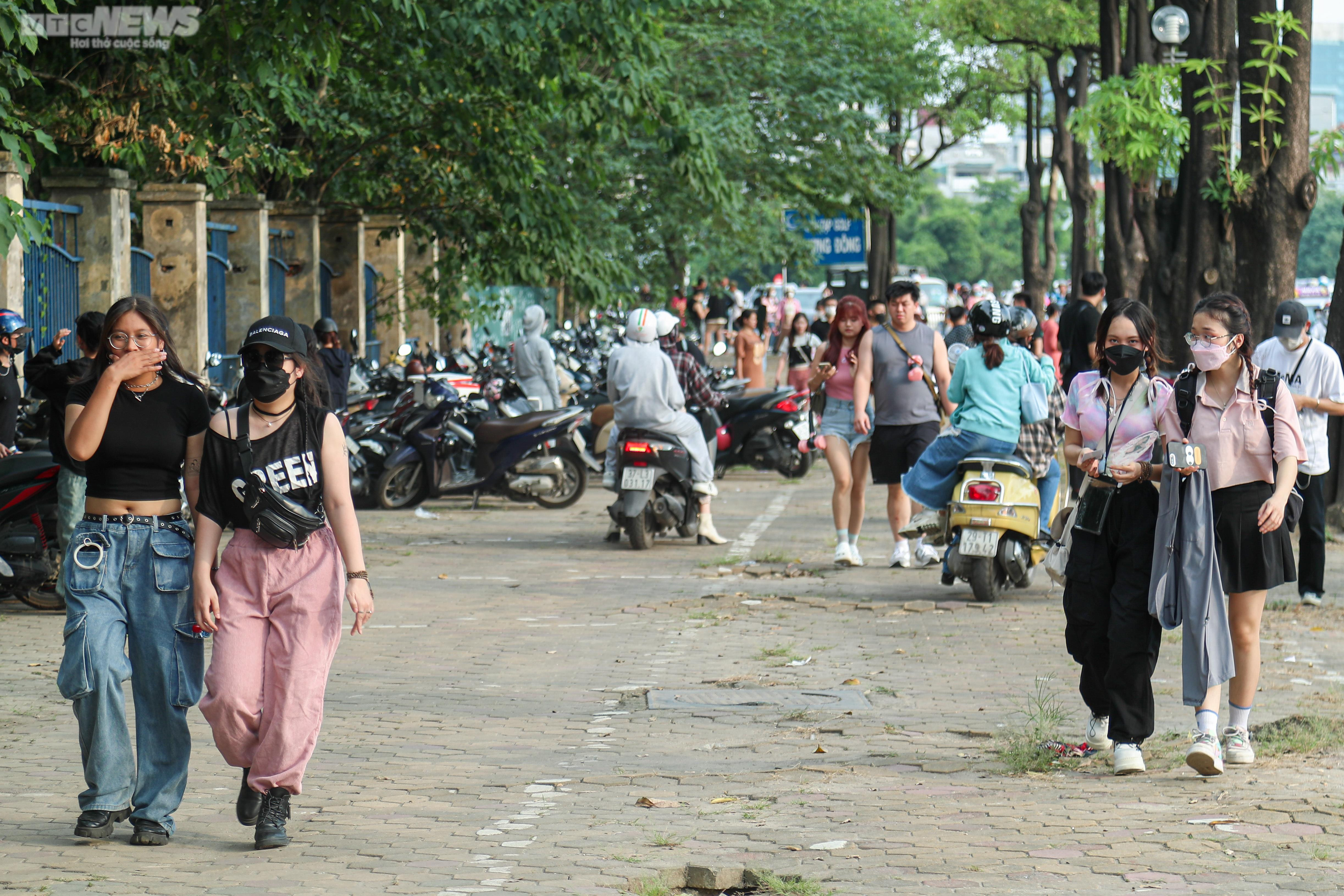 Đông nghẹt người, khán giả show BLACKPINK 'cắn răng' gửi xe ở bãi tự phát - 4