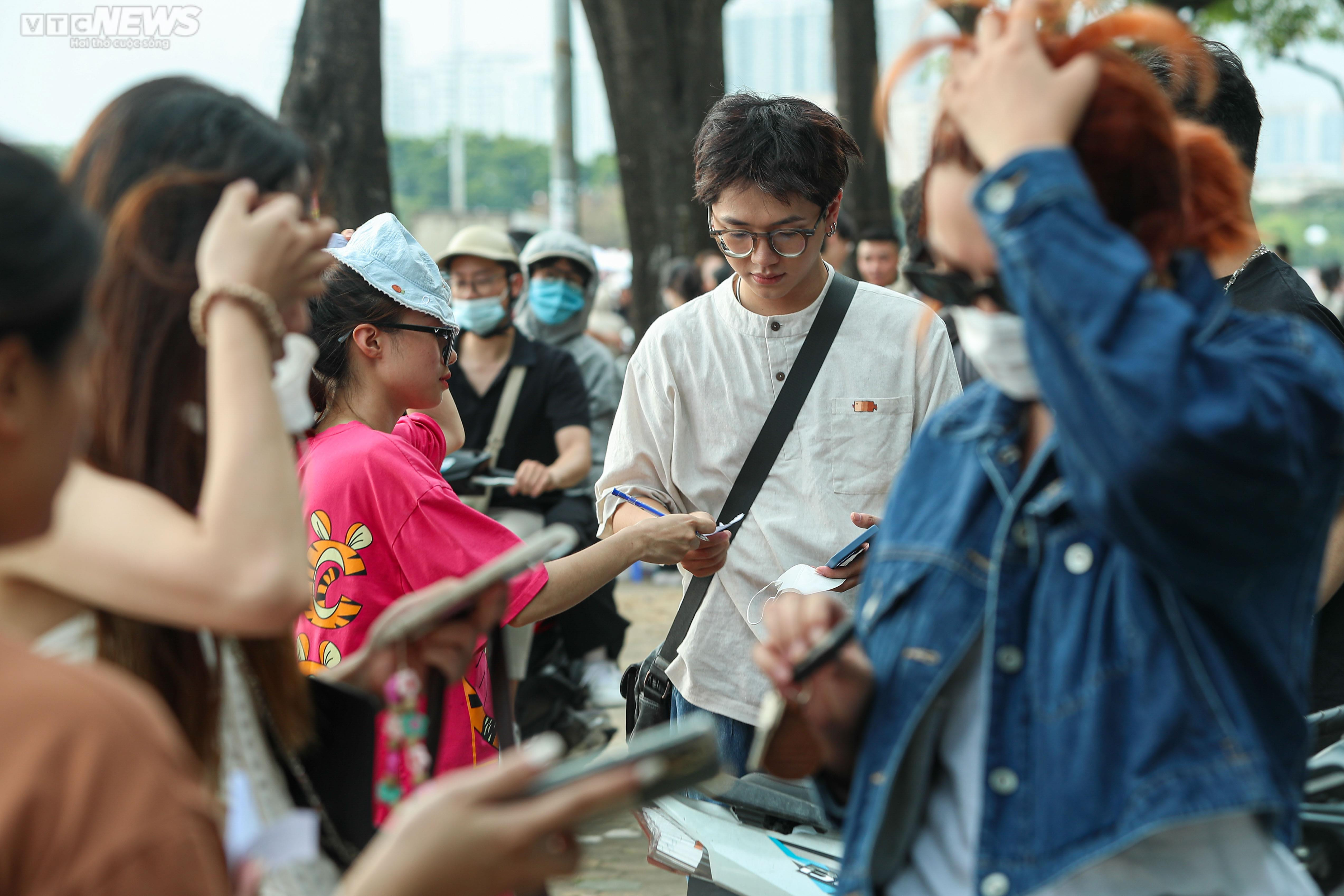 Đông nghẹt người, khán giả show BLACKPINK 'cắn răng' gửi xe ở bãi tự phát - 6