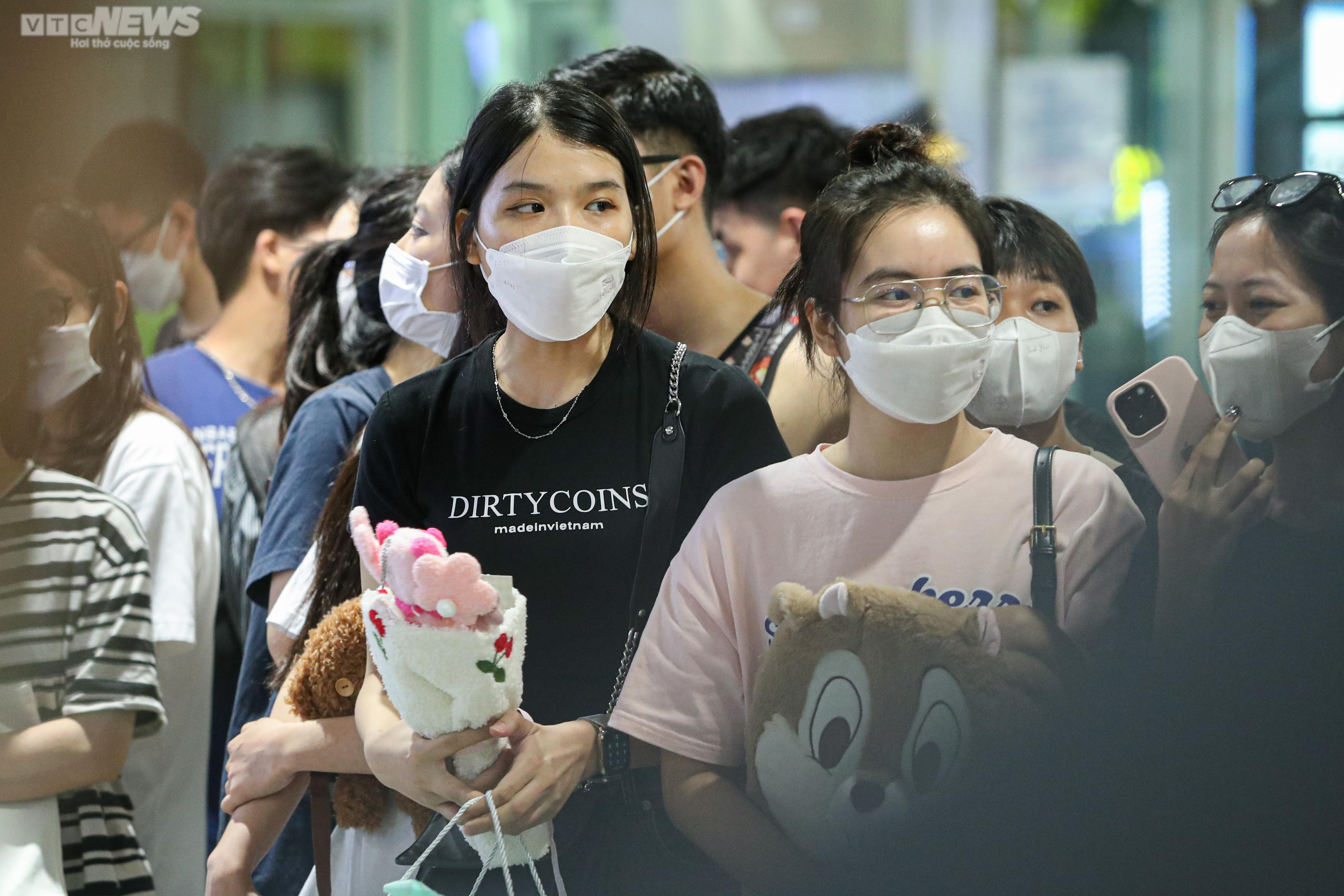 Người hâm mộ vây kín sân bay Nội Bài giữa đêm, chờ đón nhóm nhạc BLACKPINK - 5