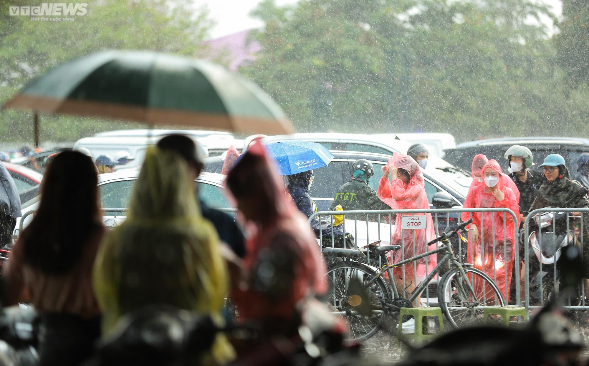 Người hâm mộ đứng dưới mưa trắng trời trước giờ diễn của BLACKPINK - 6