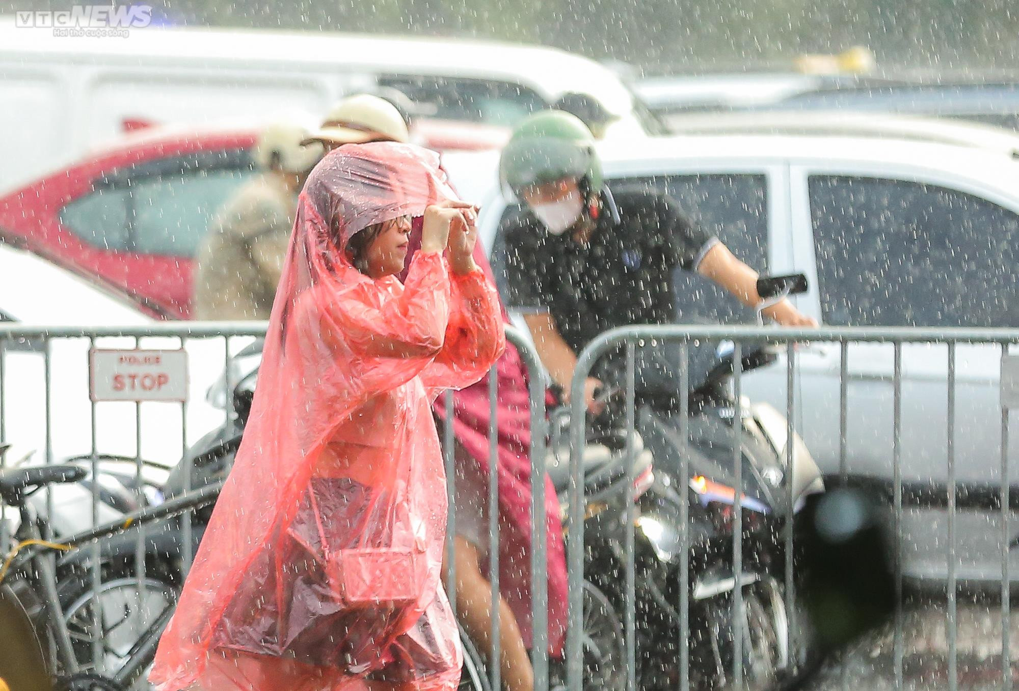 Người hâm mộ đứng dưới mưa trắng trời trước giờ diễn của BLACKPINK - 7