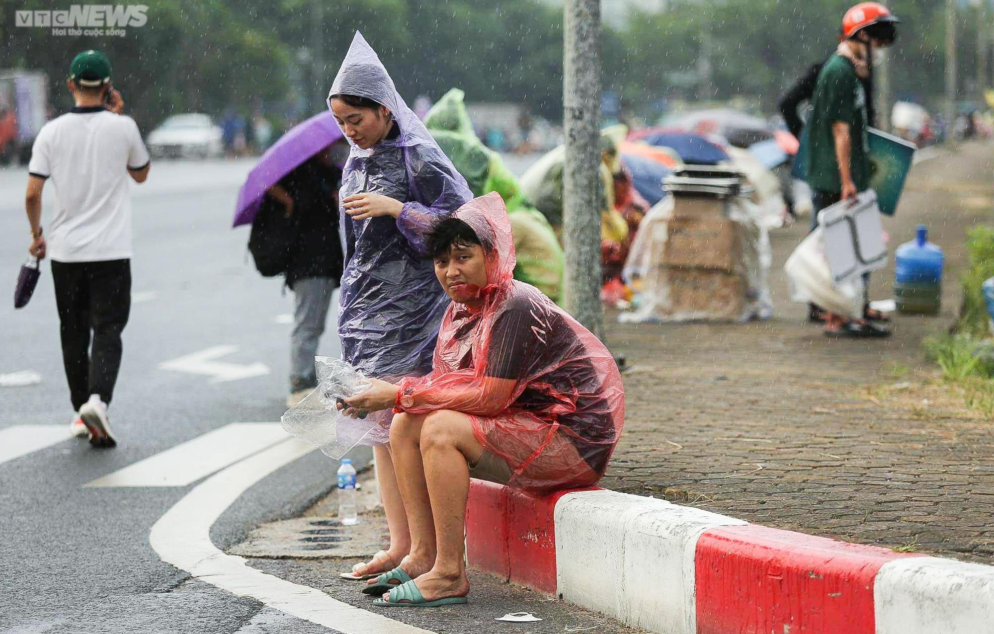 Người hâm mộ đứng dưới mưa trắng trời trước giờ diễn của BLACKPINK - 4