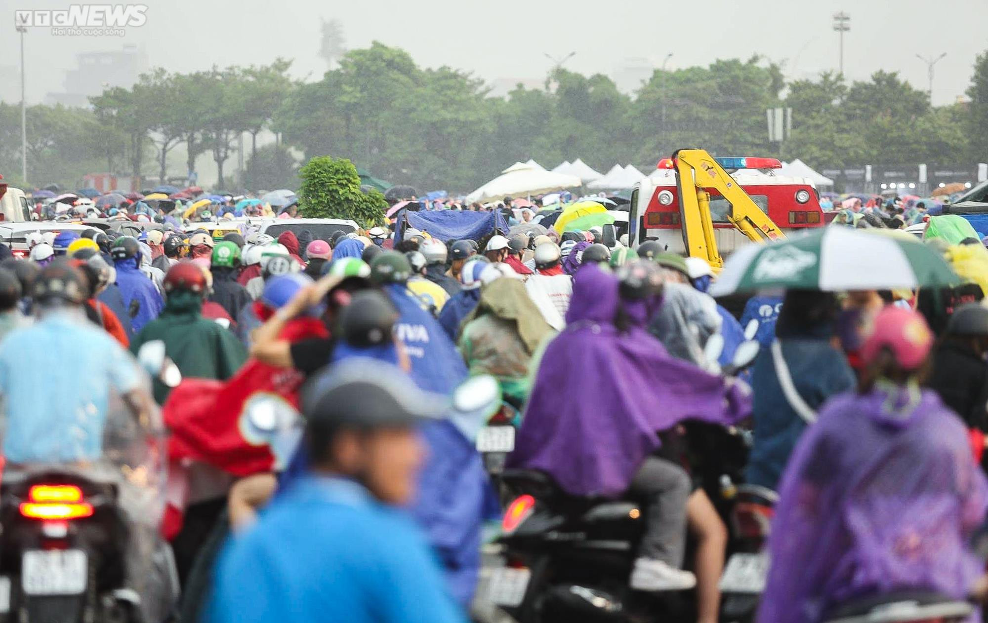 Người hâm mộ đứng dưới mưa trắng trời trước giờ diễn của BLACKPINK - 2