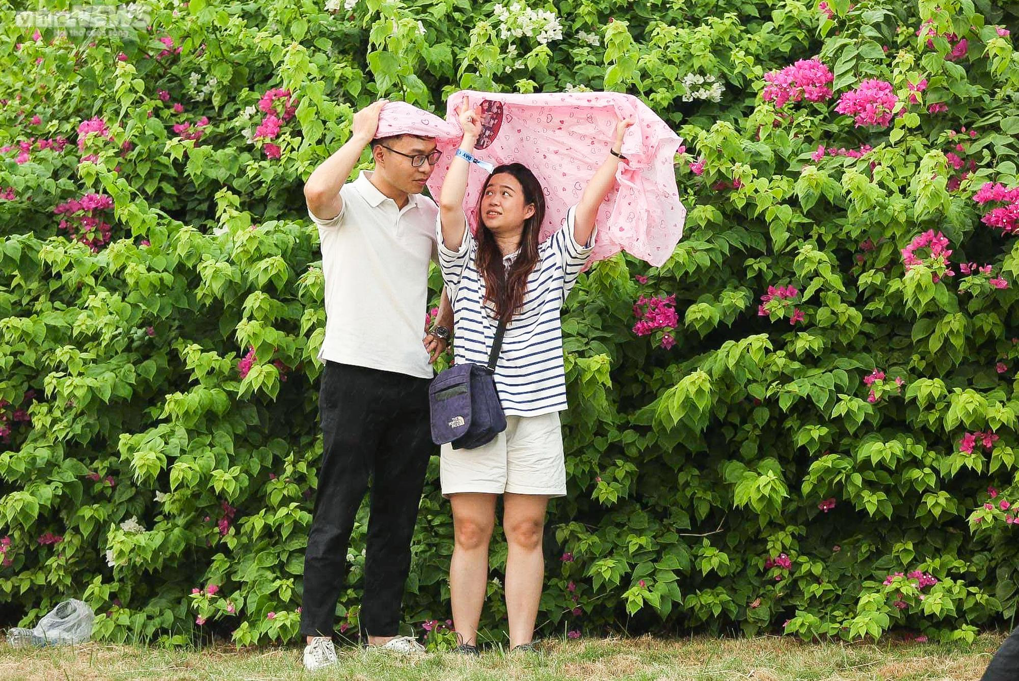 Người hâm mộ đứng dưới mưa trắng trời trước giờ diễn của BLACKPINK - 11