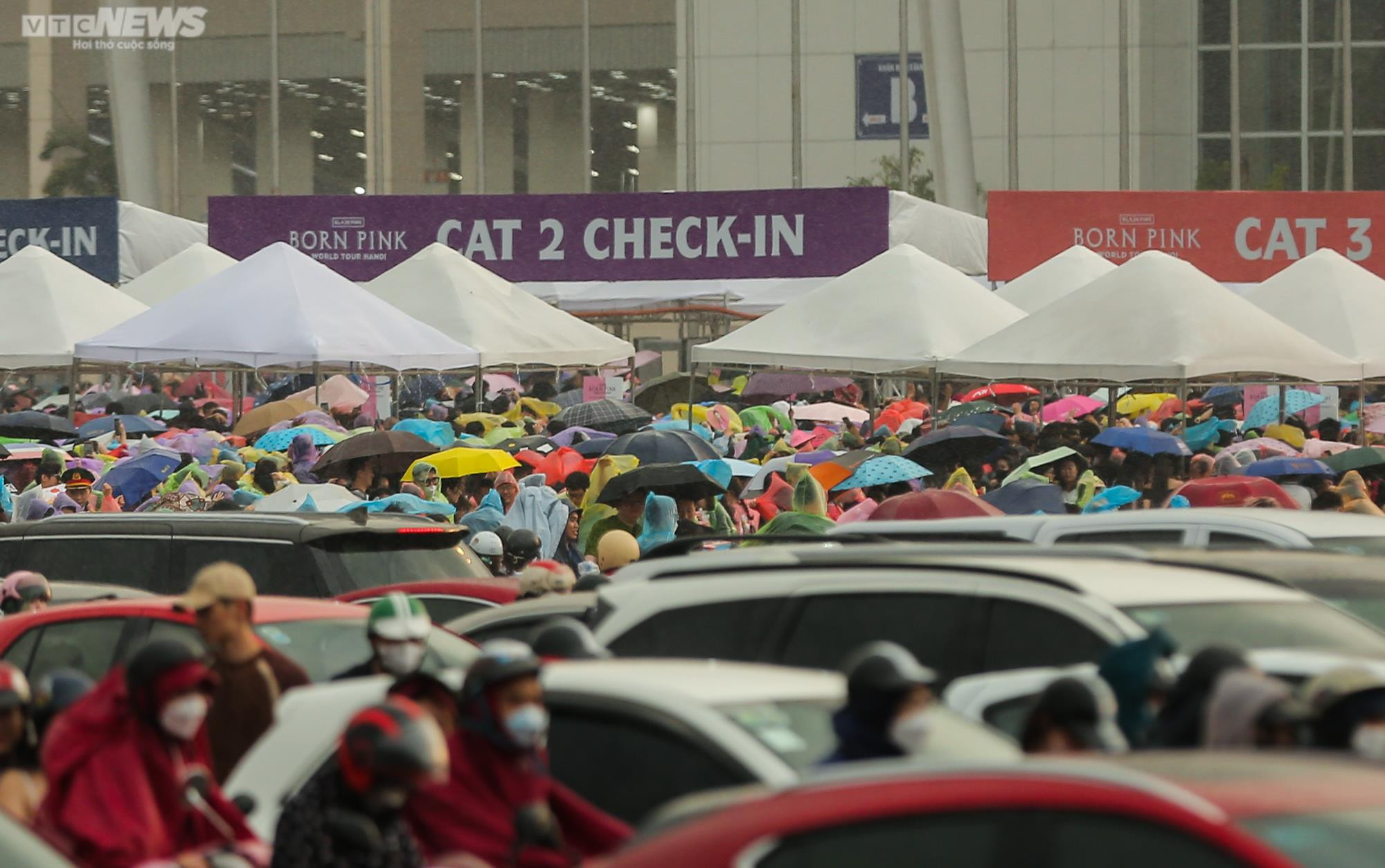 Người hâm mộ đứng dưới mưa trắng trời trước giờ diễn của BLACKPINK - 5