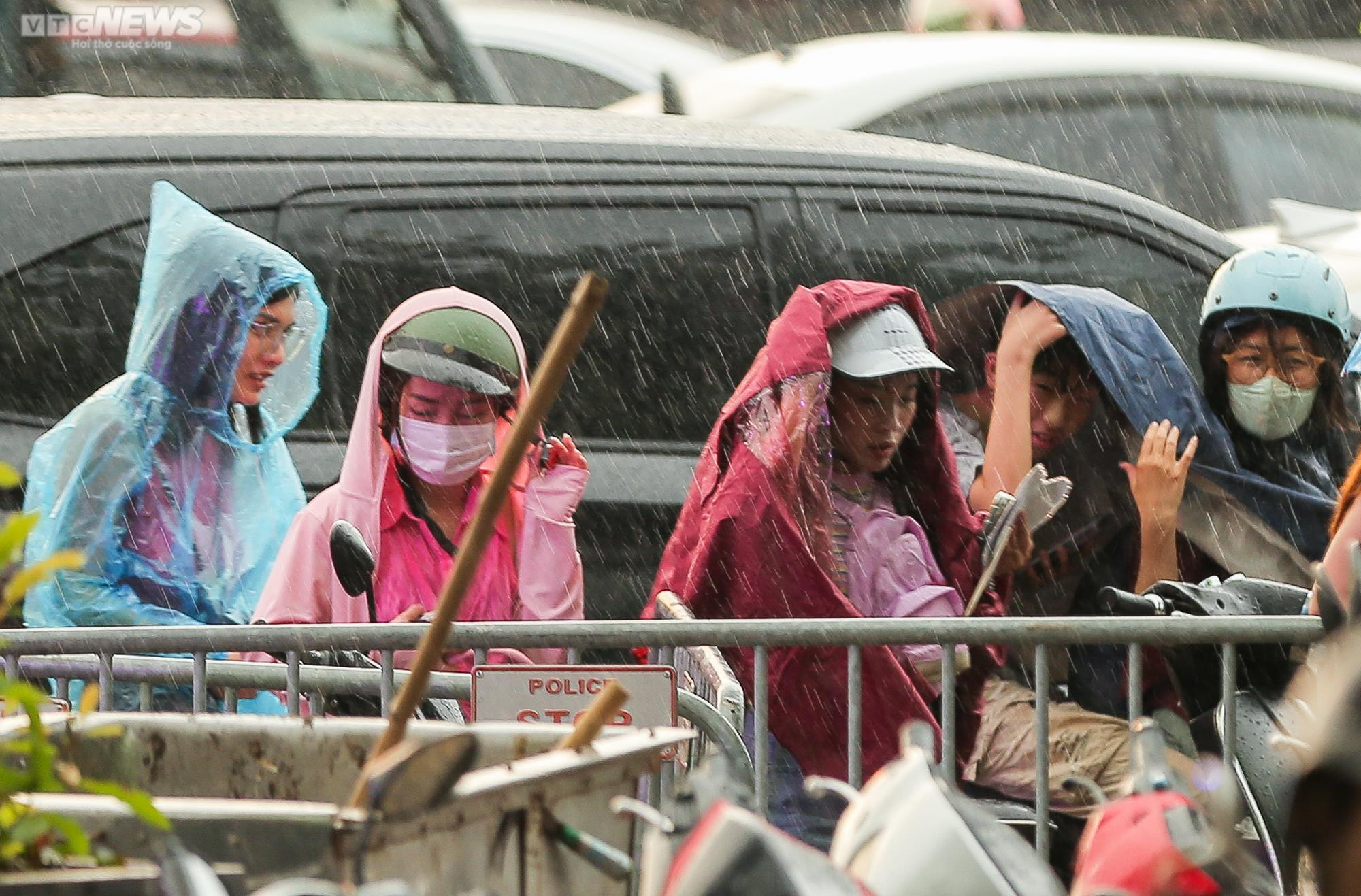 Người hâm mộ đứng dưới mưa trắng trời trước giờ diễn của BLACKPINK - 8